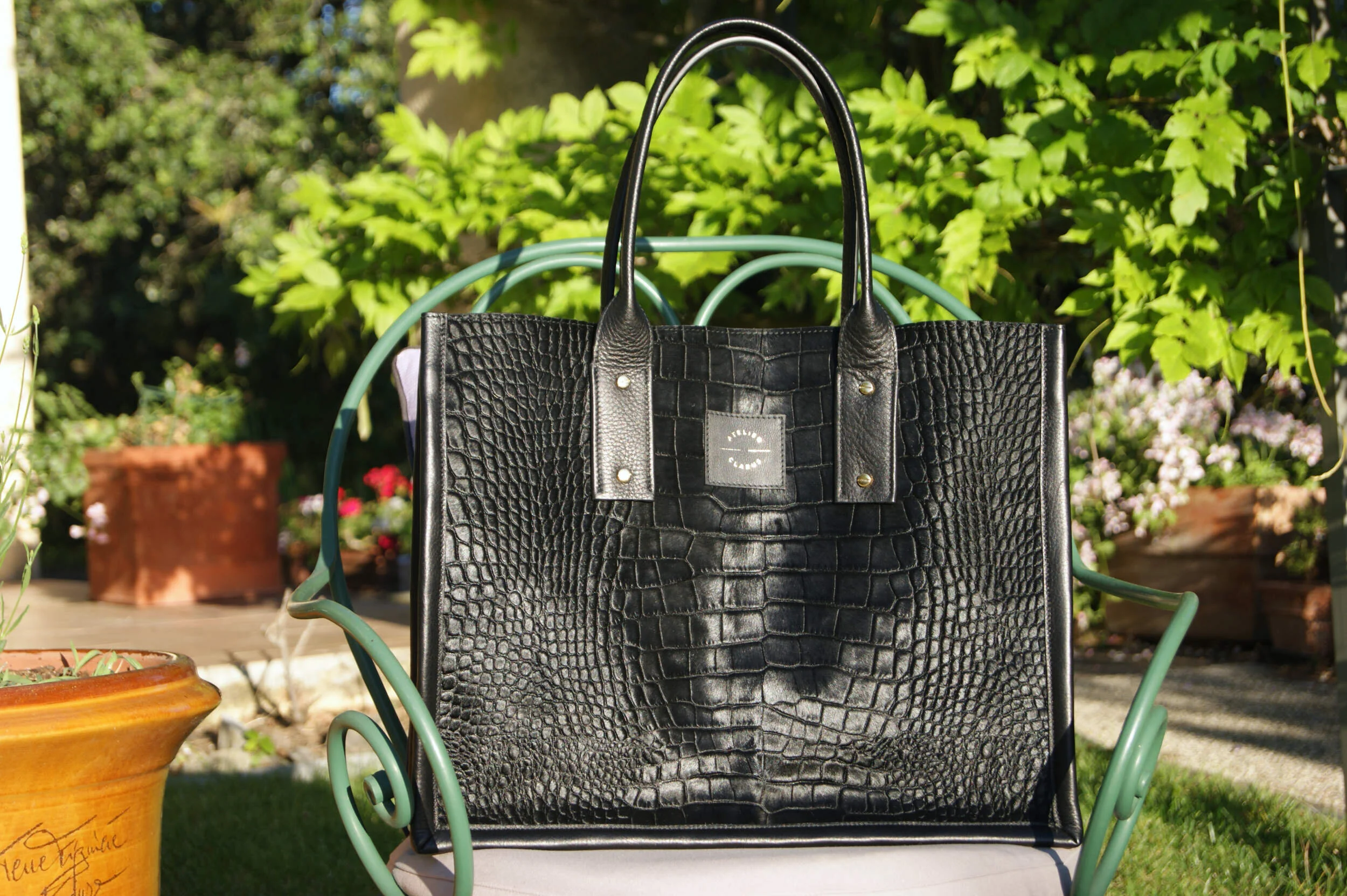 Cabas "Off Course" Grand modèle en cuir à poils embossé croco noir