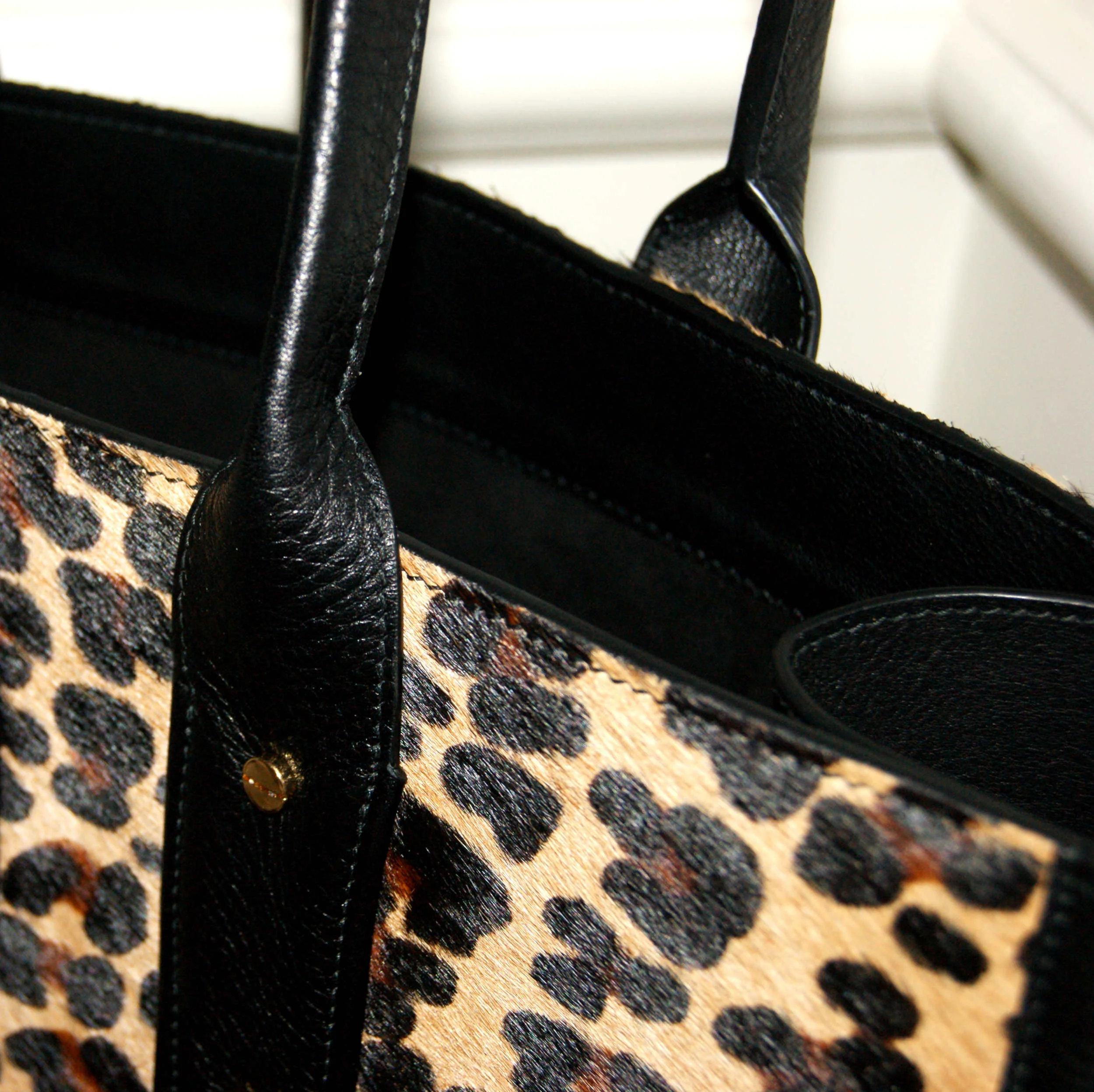 grand cabas cuir à poils imprimé léopard anses cuir noir grainé vue finitions