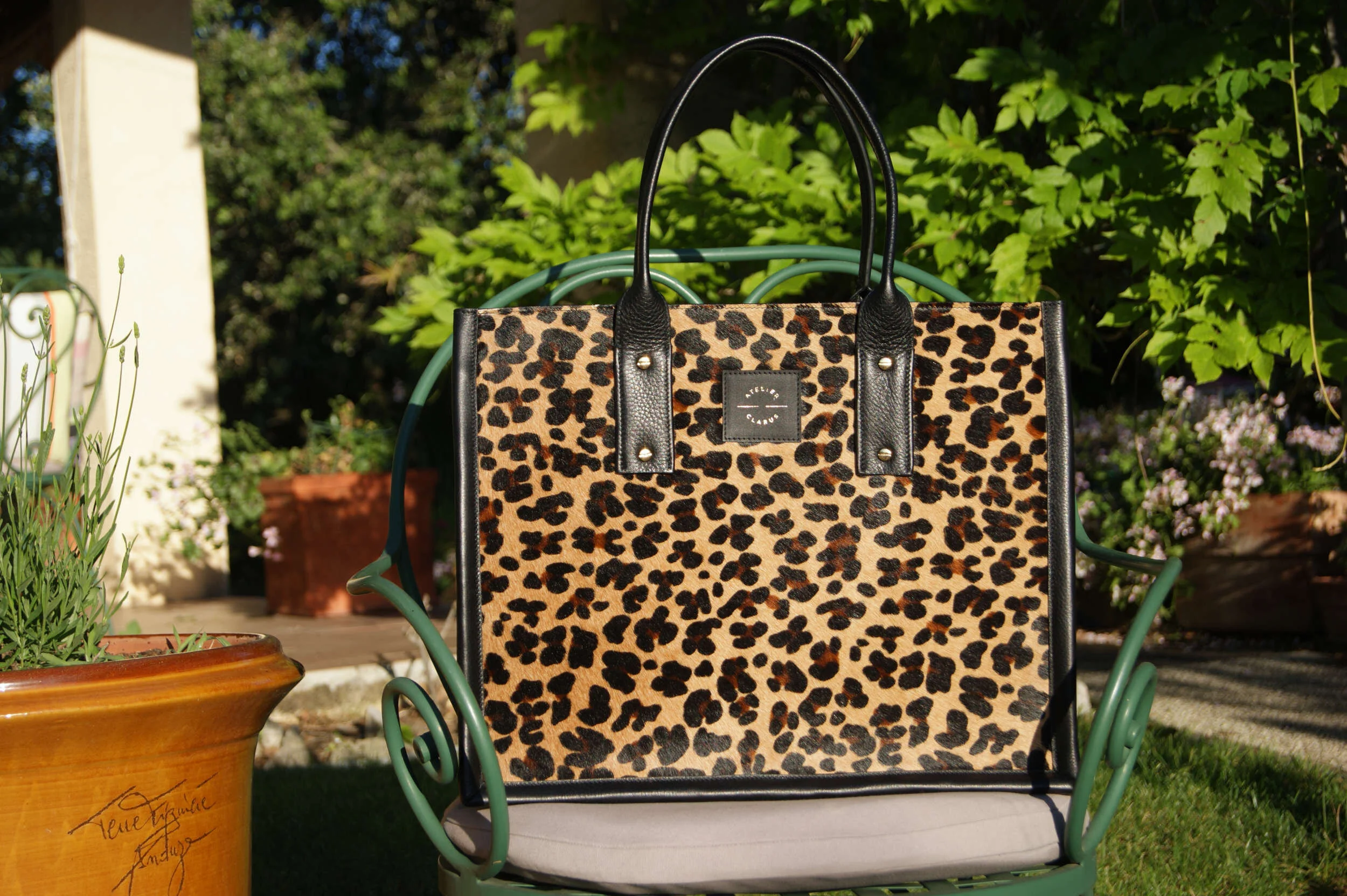 grand cabas cuir à poils imprimé léopard anses cuir noir grainé