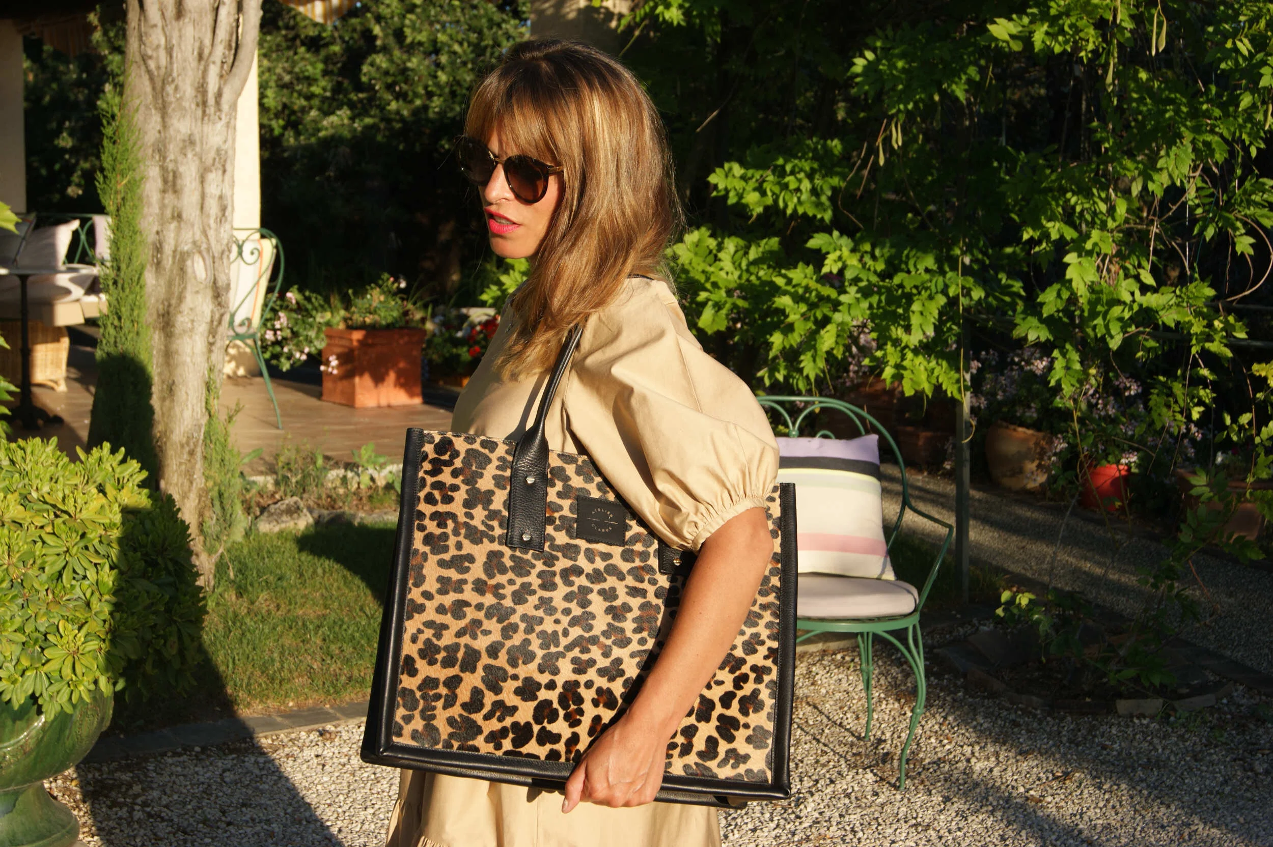 grand cabas cuir à poils imprimé léopard anses cuir noir grainé porté épaule