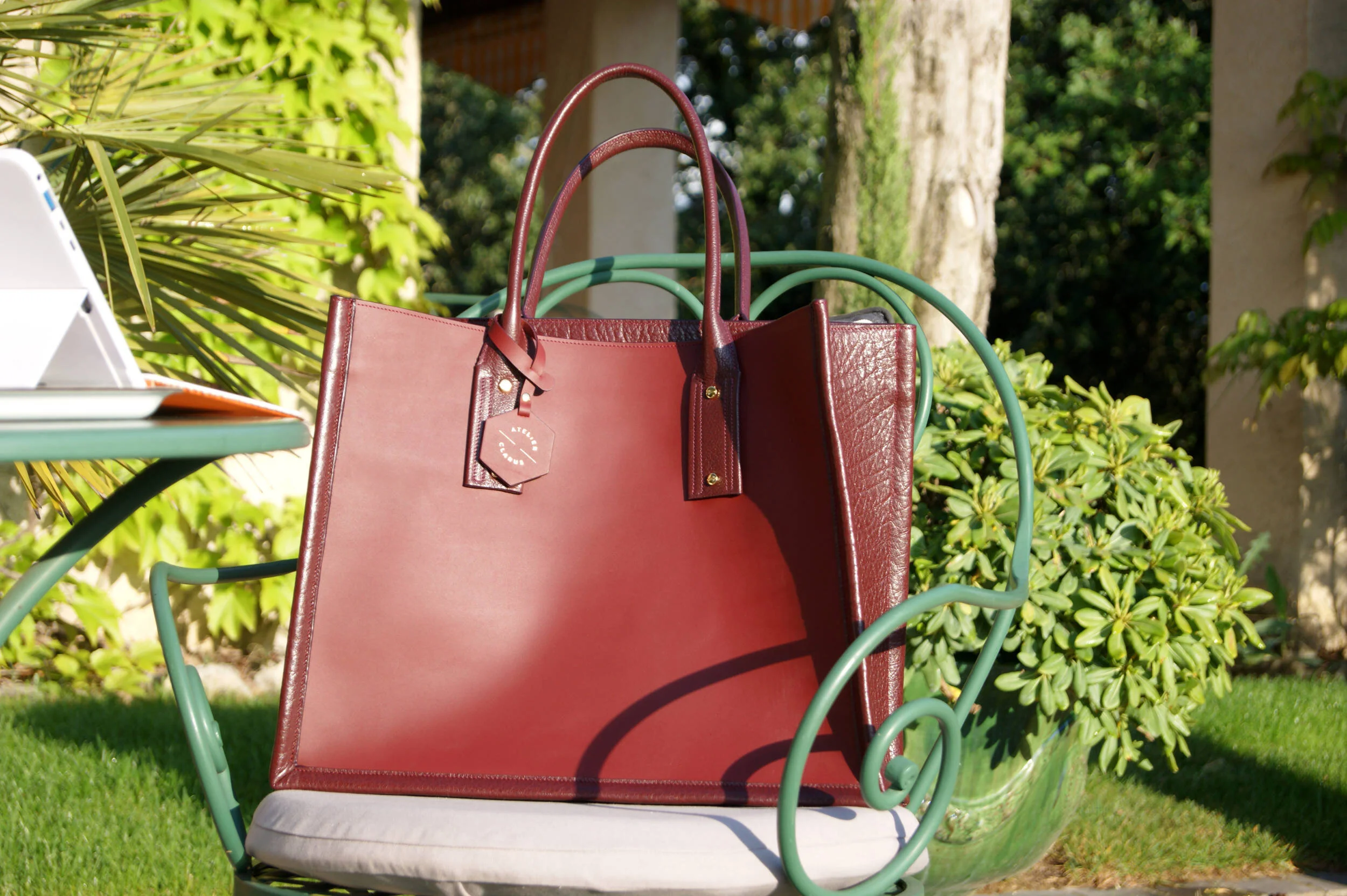 Cabas "Off Course" Grand modèle en cuir lisse et cuir crispé bordeaux