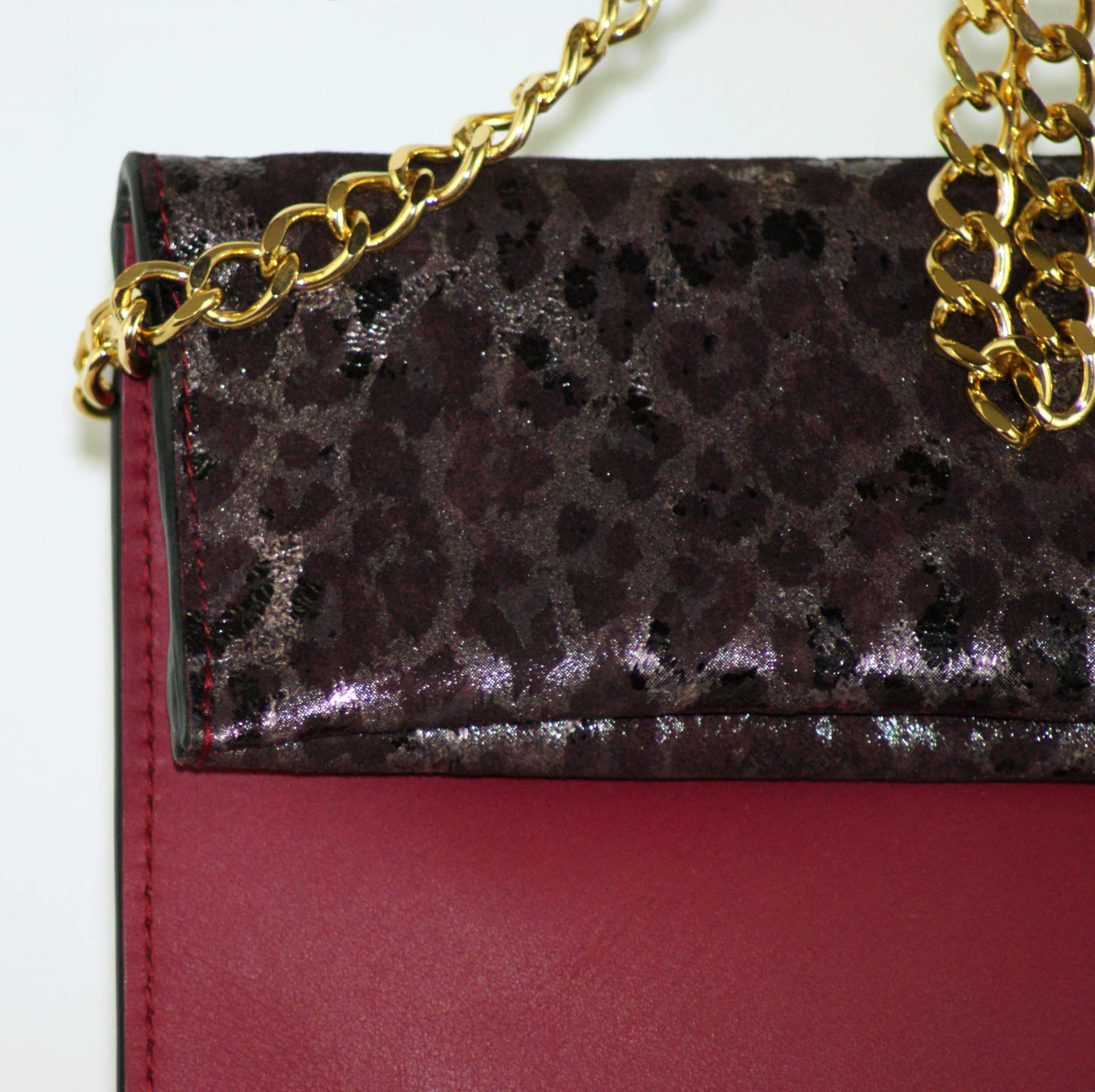 Sac Pochette Signature  avec chaîne dorée cuir cerise léopard métallisé