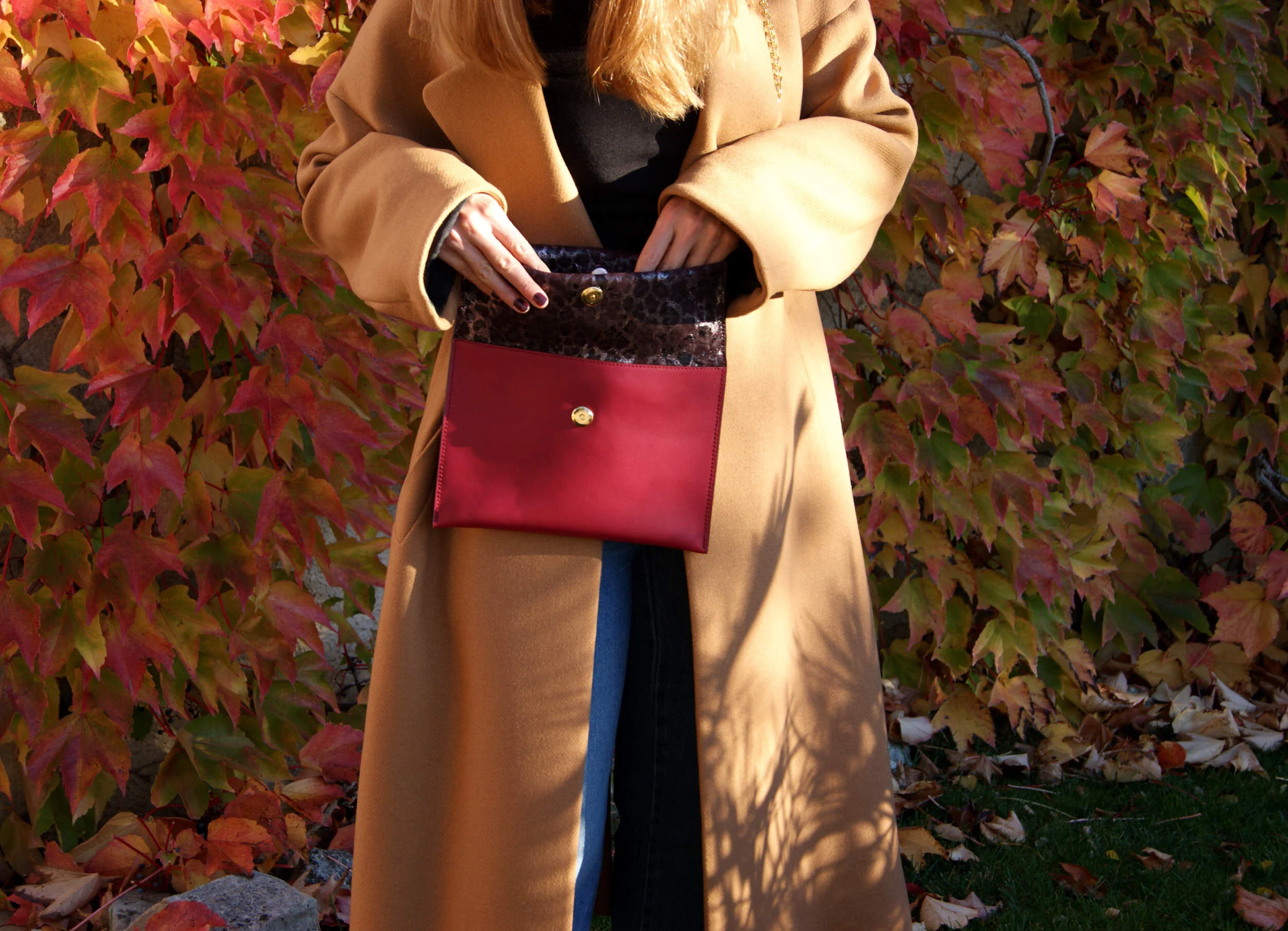 Sac Pochette Signature  avec chaîne dorée cuir cerise léopard métallisé