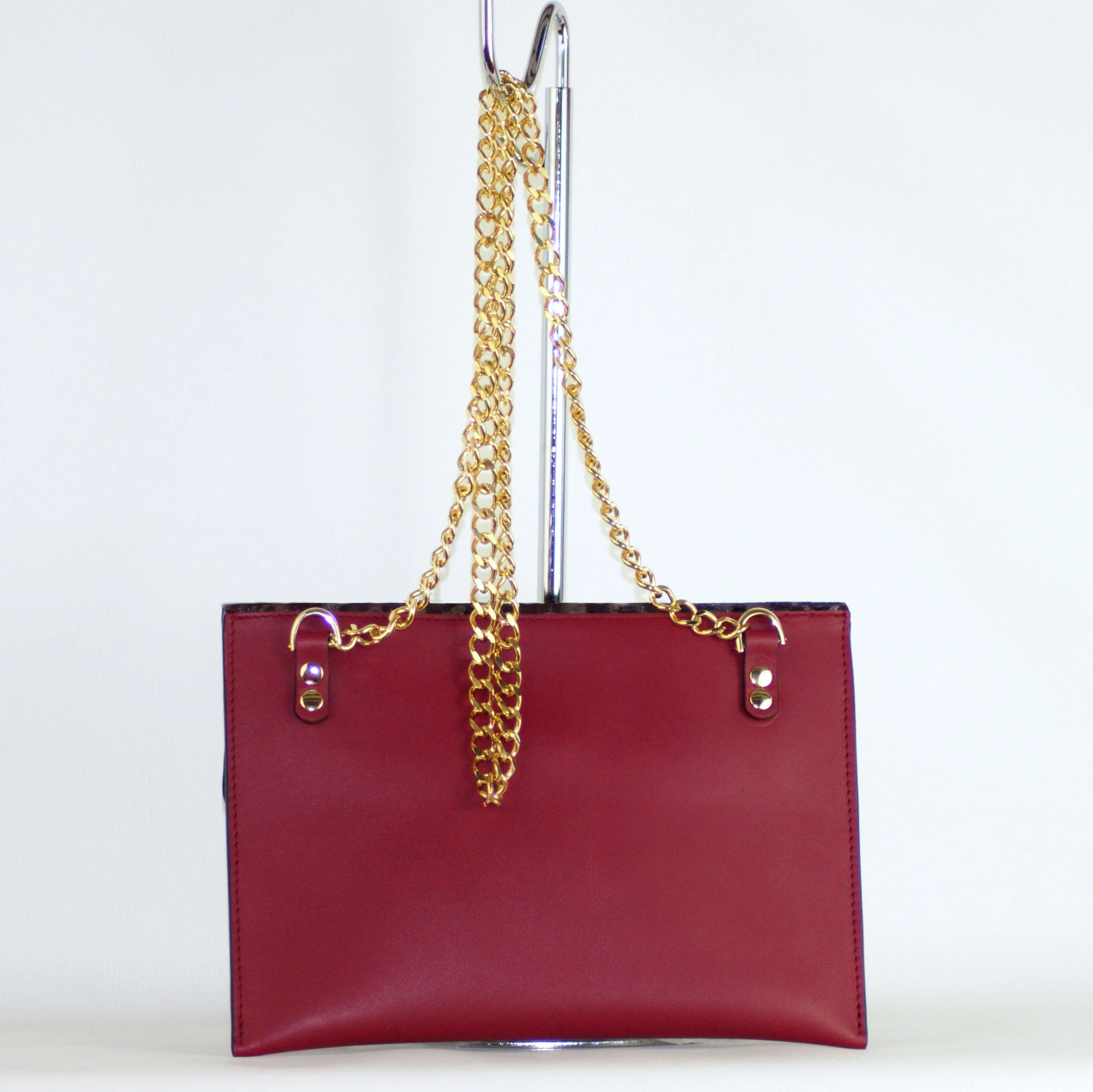 Sac Pochette Signature  avec chaîne dorée cuir cerise léopard métallisé