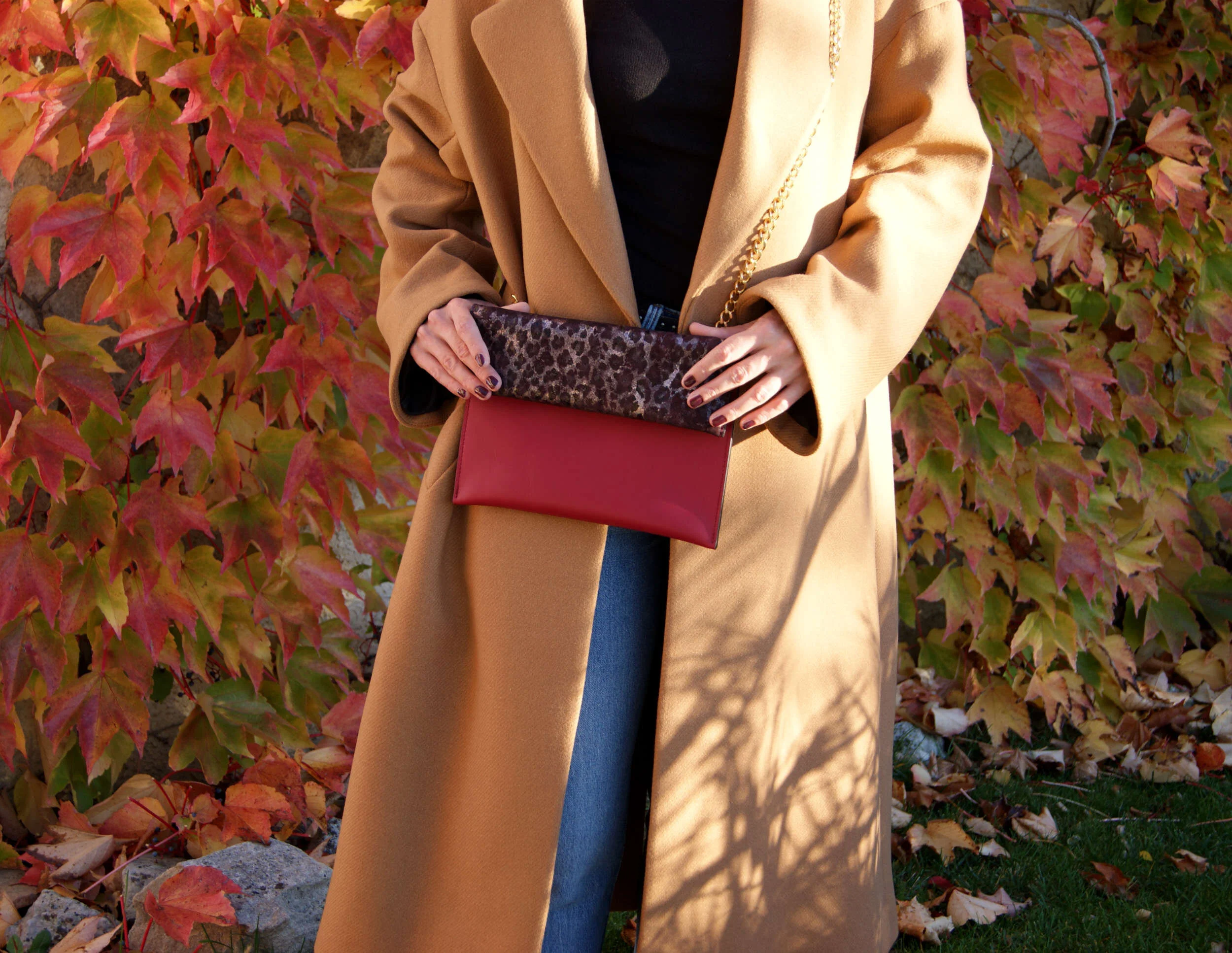 Sac Pochette Signature  avec chaîne dorée cuir cerise léopard métallisé