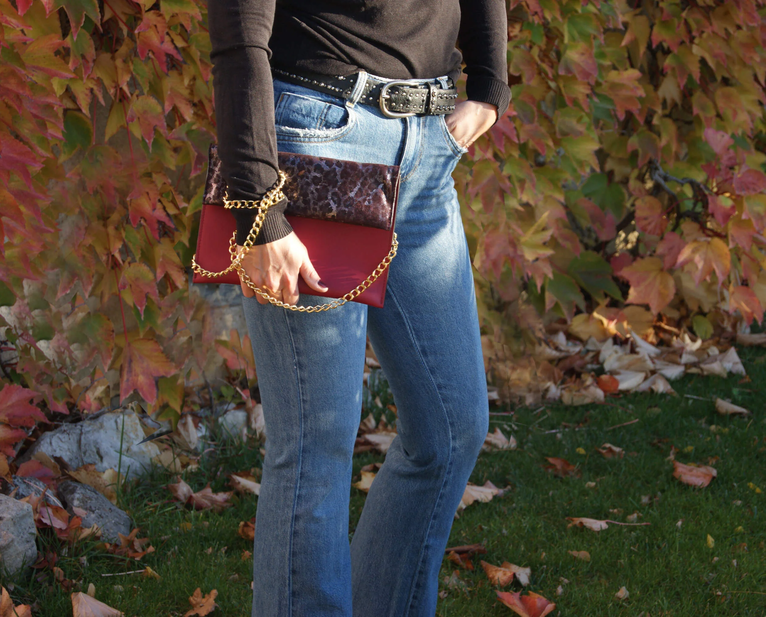 Sac Pochette Signature  avec chaîne dorée cuir cerise léopard métallisé