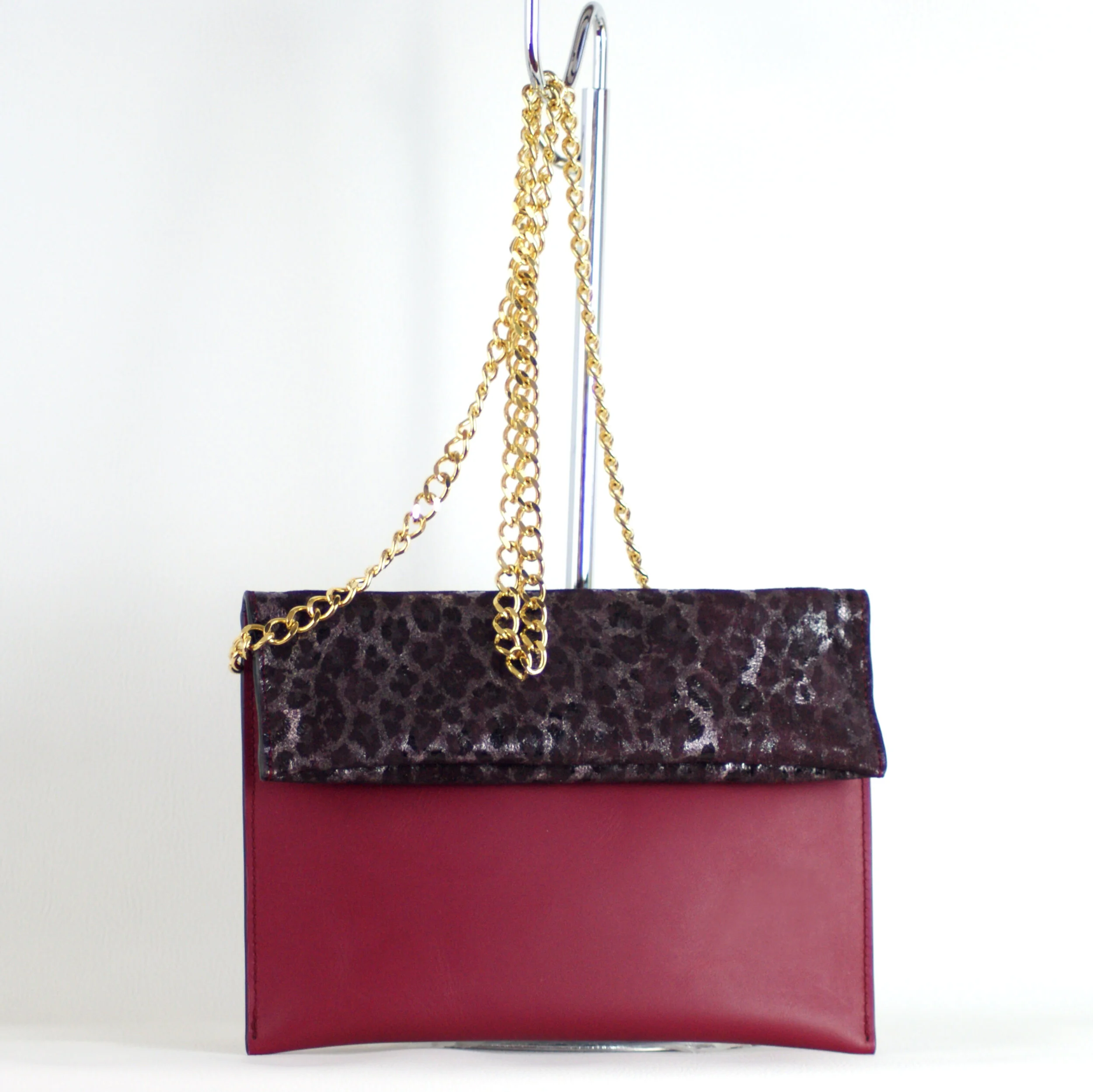 Sac Pochette Signature  avec chaîne dorée cuir cerise léopard métallisé