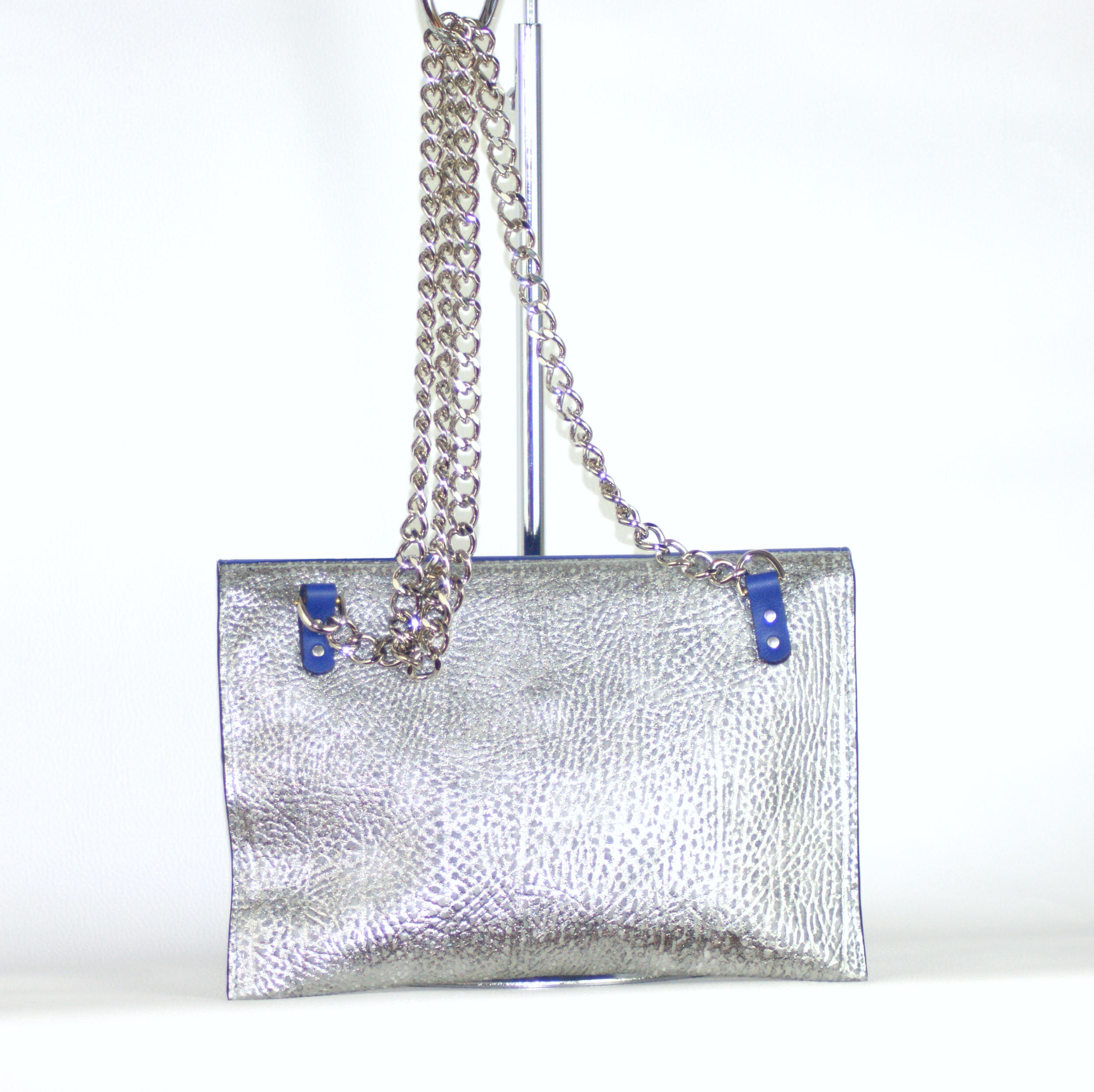 Sac Pochette Signature  avec chaîne argent cuir crispé argent et bleu cobalt