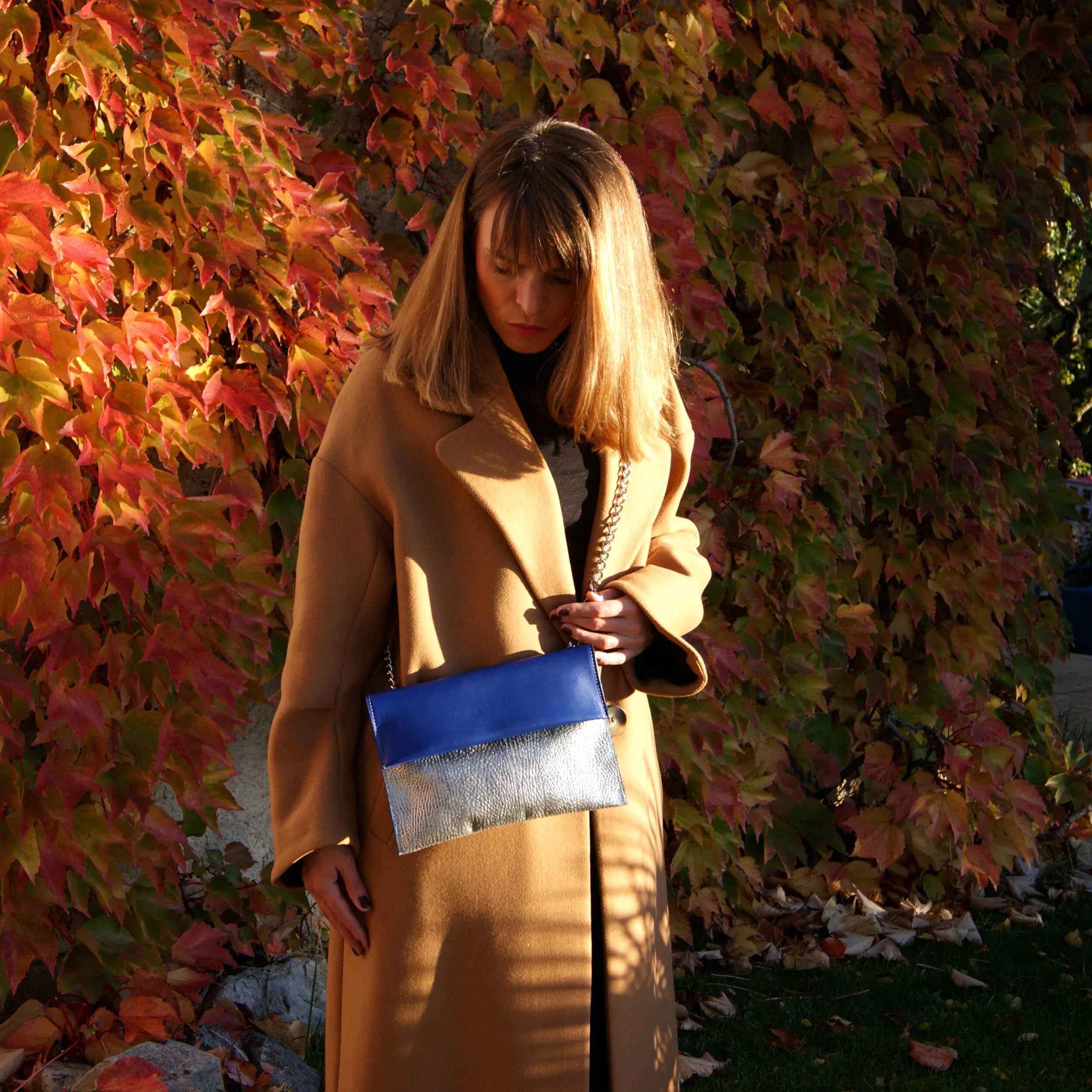 Sac Pochette Signature  avec chaîne argent cuir crispé argent et bleu cobalt