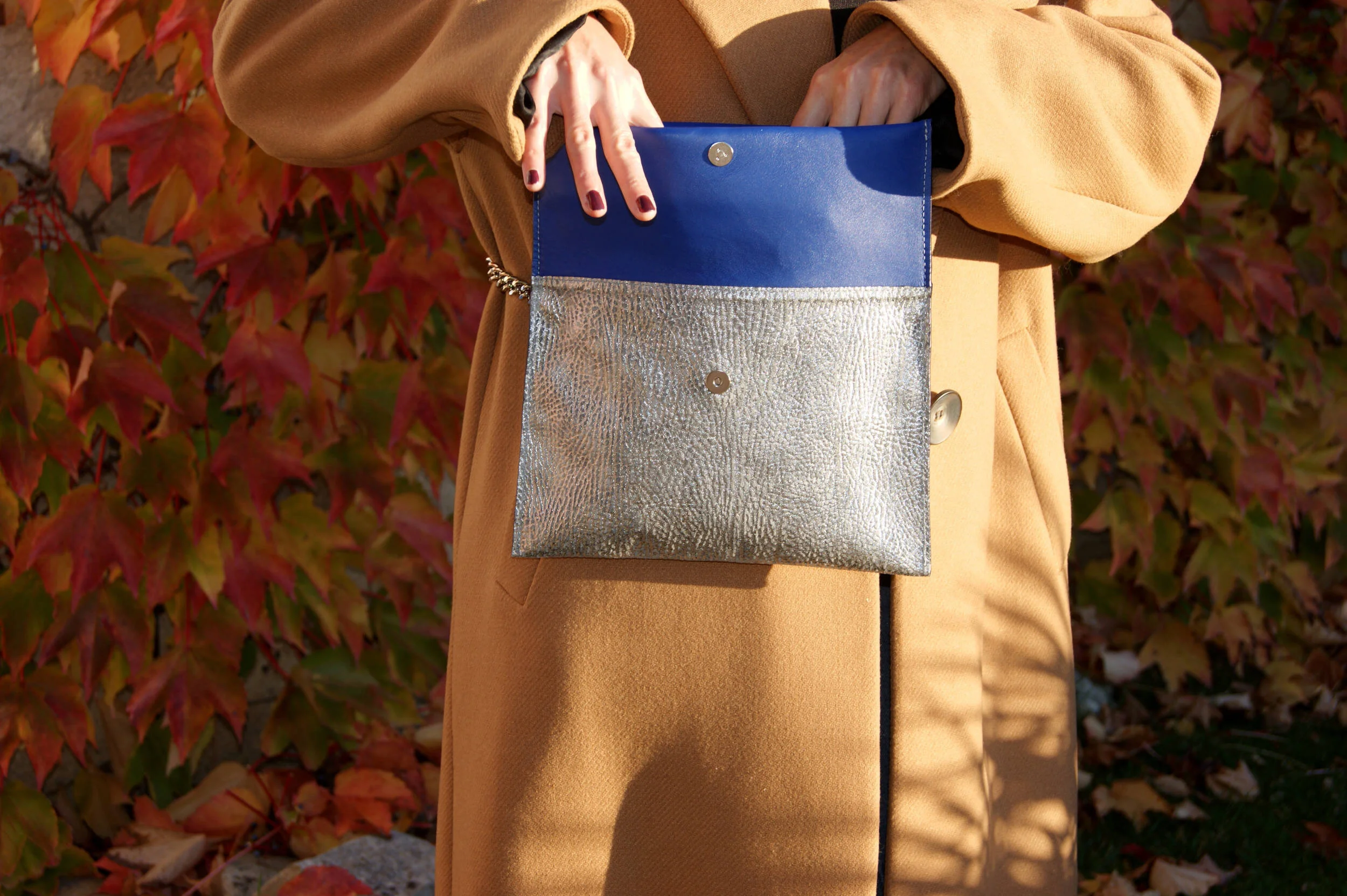 Sac Pochette Signature  avec chaîne argent cuir crispé argent et bleu cobalt
