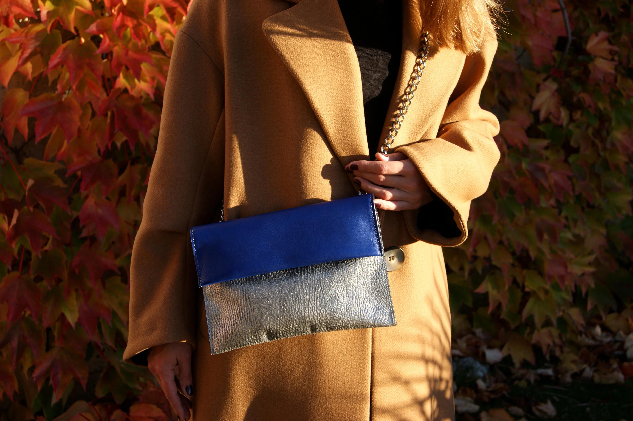Sac Pochette "Signature"  avec chaîne argent - cuir crispé argent et bleu cobalt