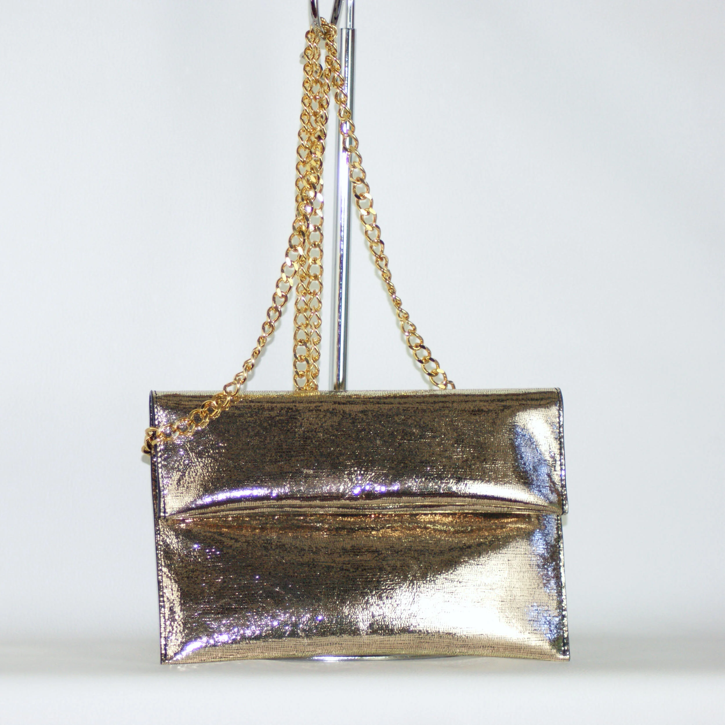 Sac Pochette Signature  avec chaîne dorée cuir lamé or