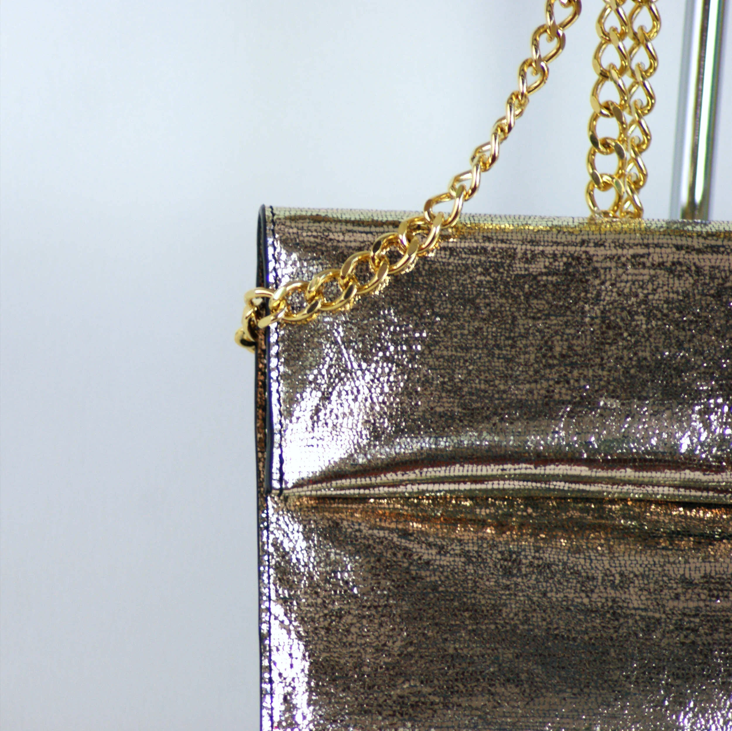 Sac Pochette Signature  avec chaîne dorée cuir lamé or