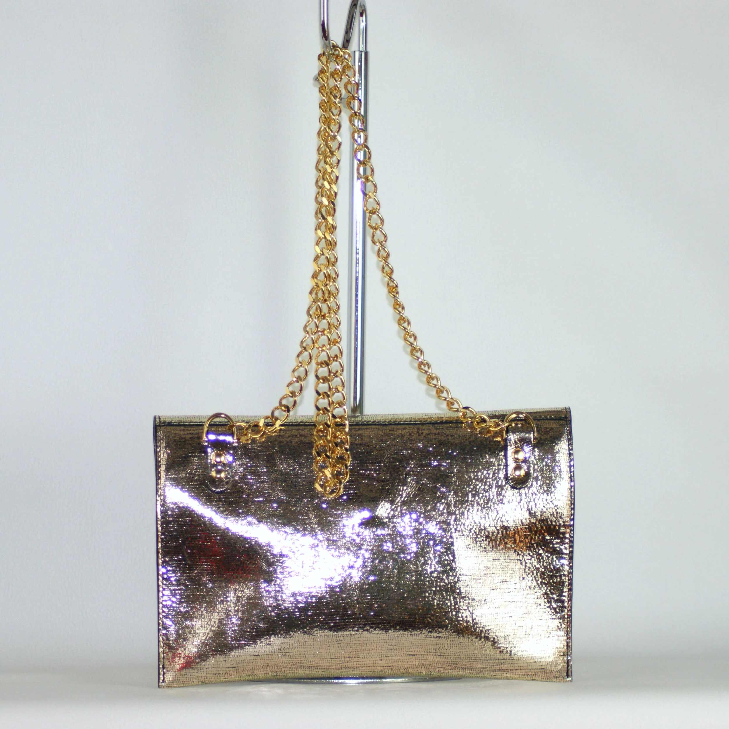 Sac Pochette Signature  avec chaîne dorée cuir lamé or