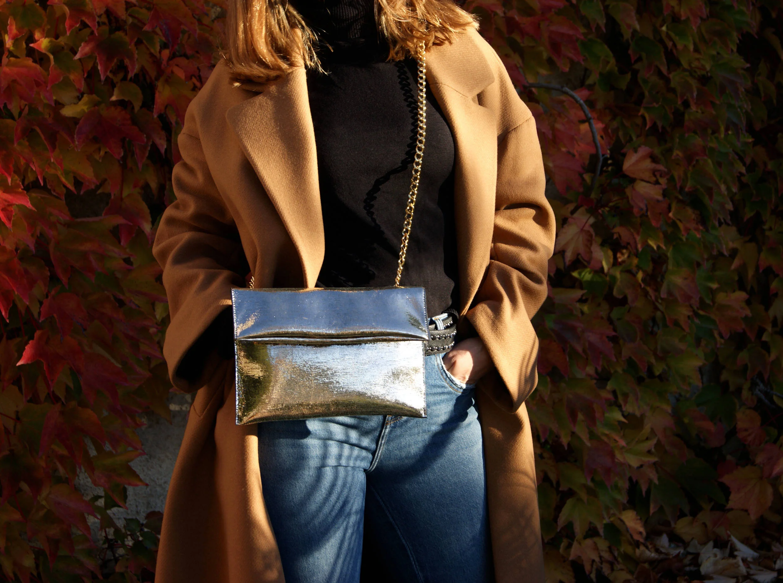 Sac Pochette Signature  avec chaîne dorée cuir lamé or