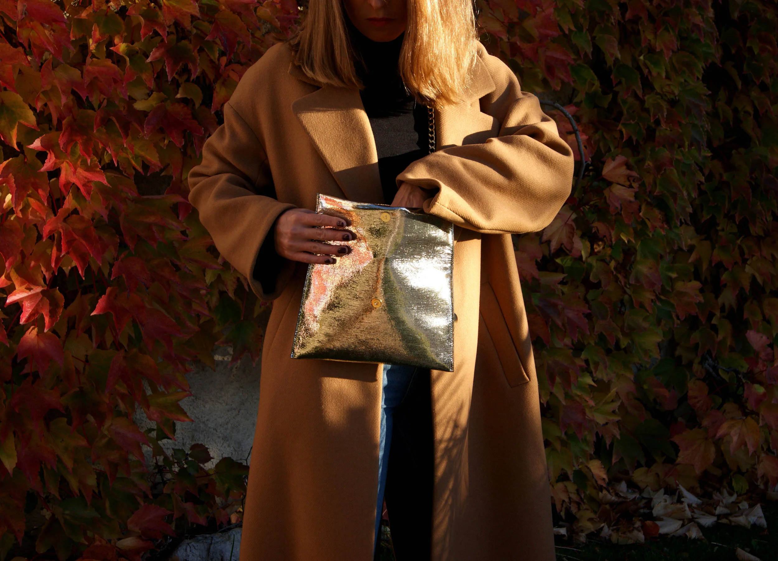 Sac Pochette Signature  avec chaîne dorée cuir lamé or