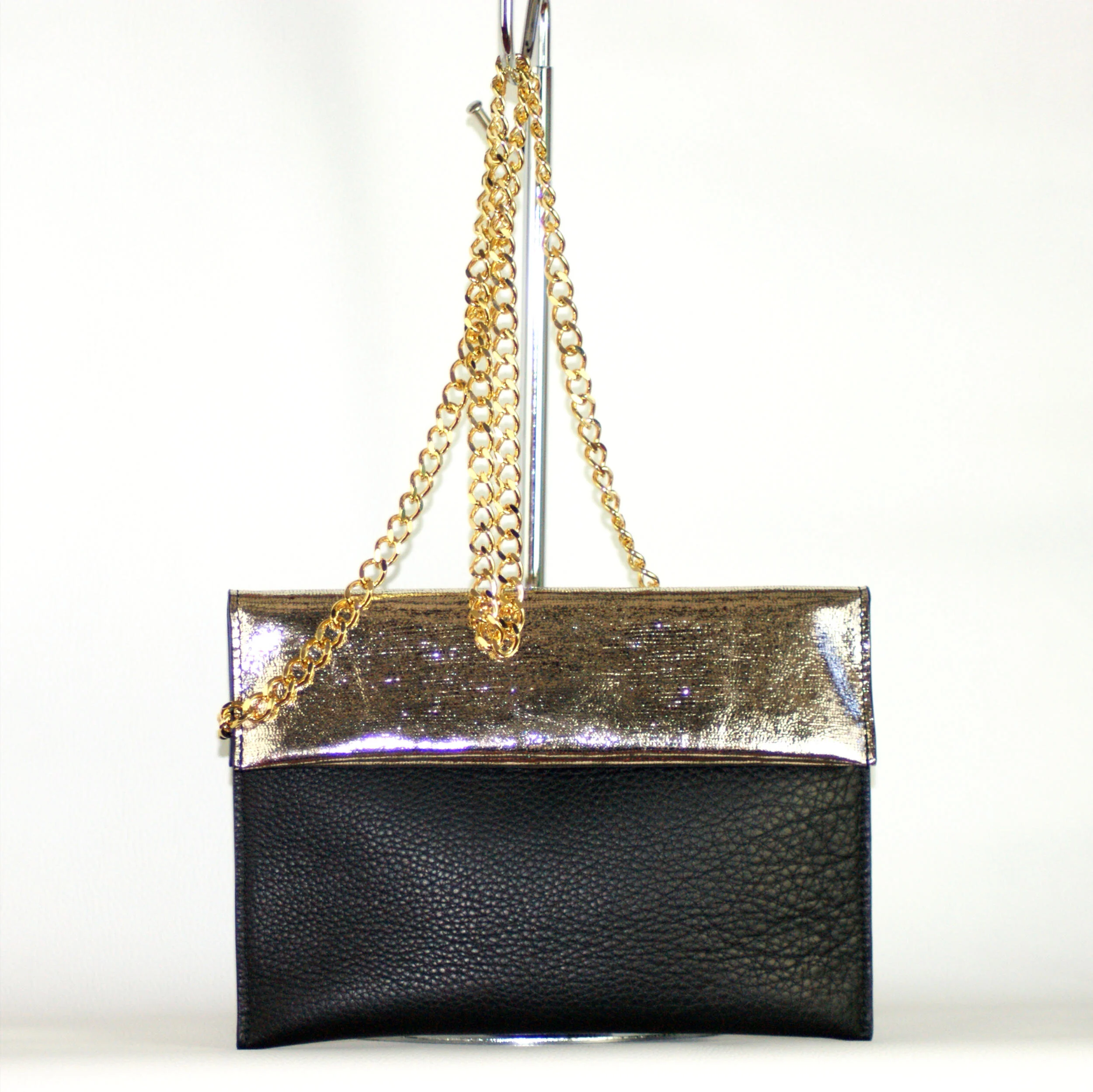Sac Pochette Signature avec chaîne dorée cuir noir et lamé or