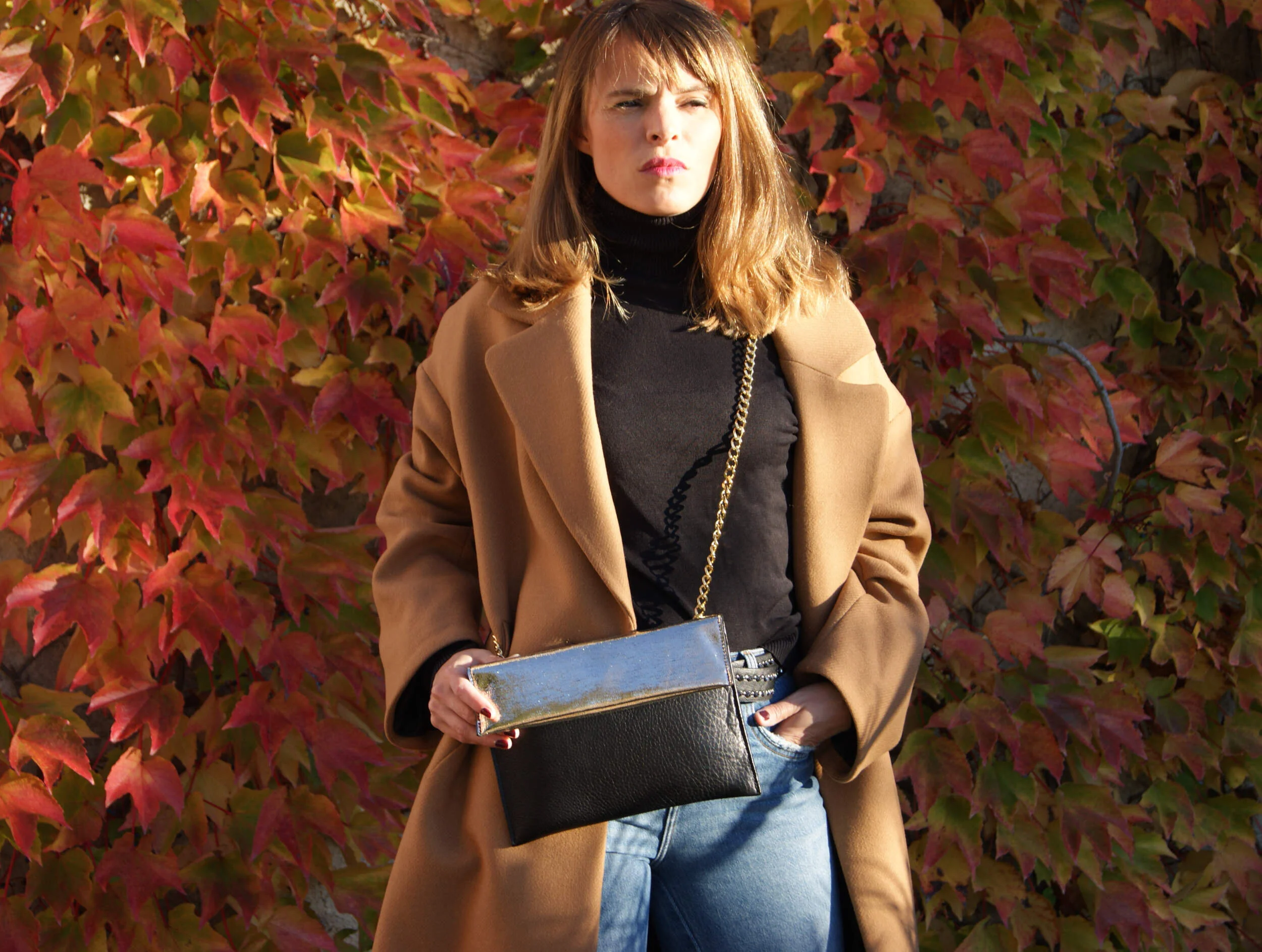 Sac Pochette Signature avec chaîne dorée cuir noir et lamé or