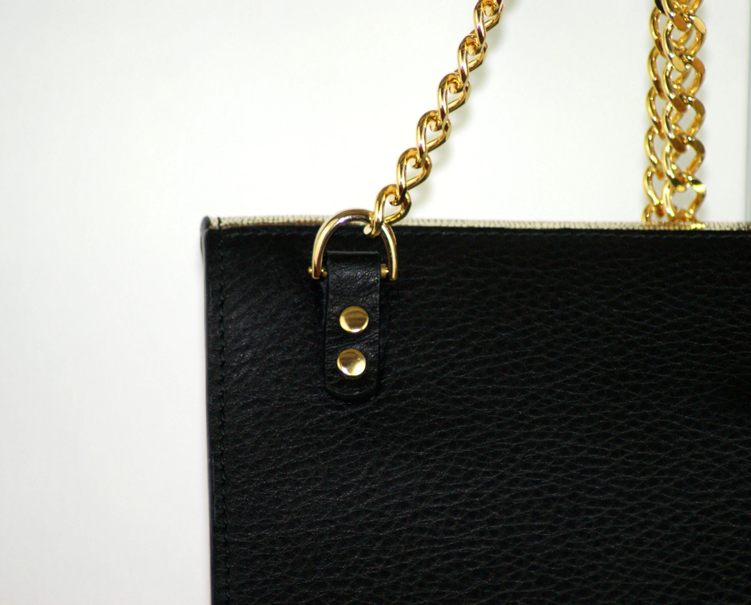 Sac Pochette Signature avec chaîne dorée cuir noir et lamé or