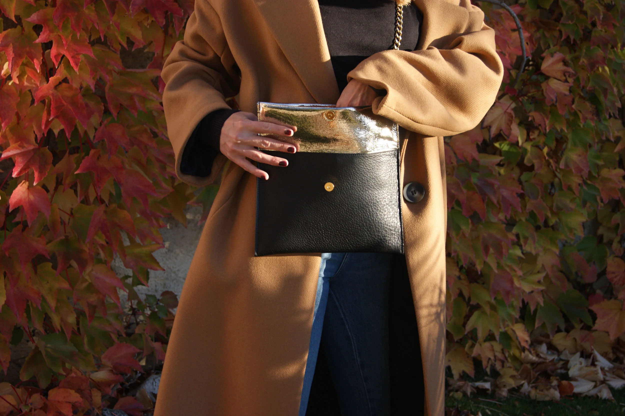 Sac Pochette Signature avec chaîne dorée cuir noir et lamé or