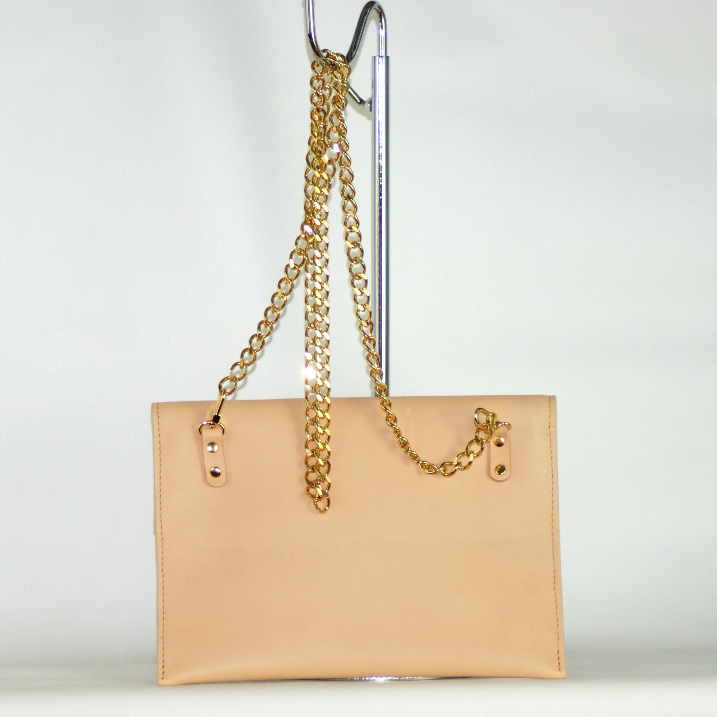 Sac Pochette Signature  avec chaîne dorée cuir nude