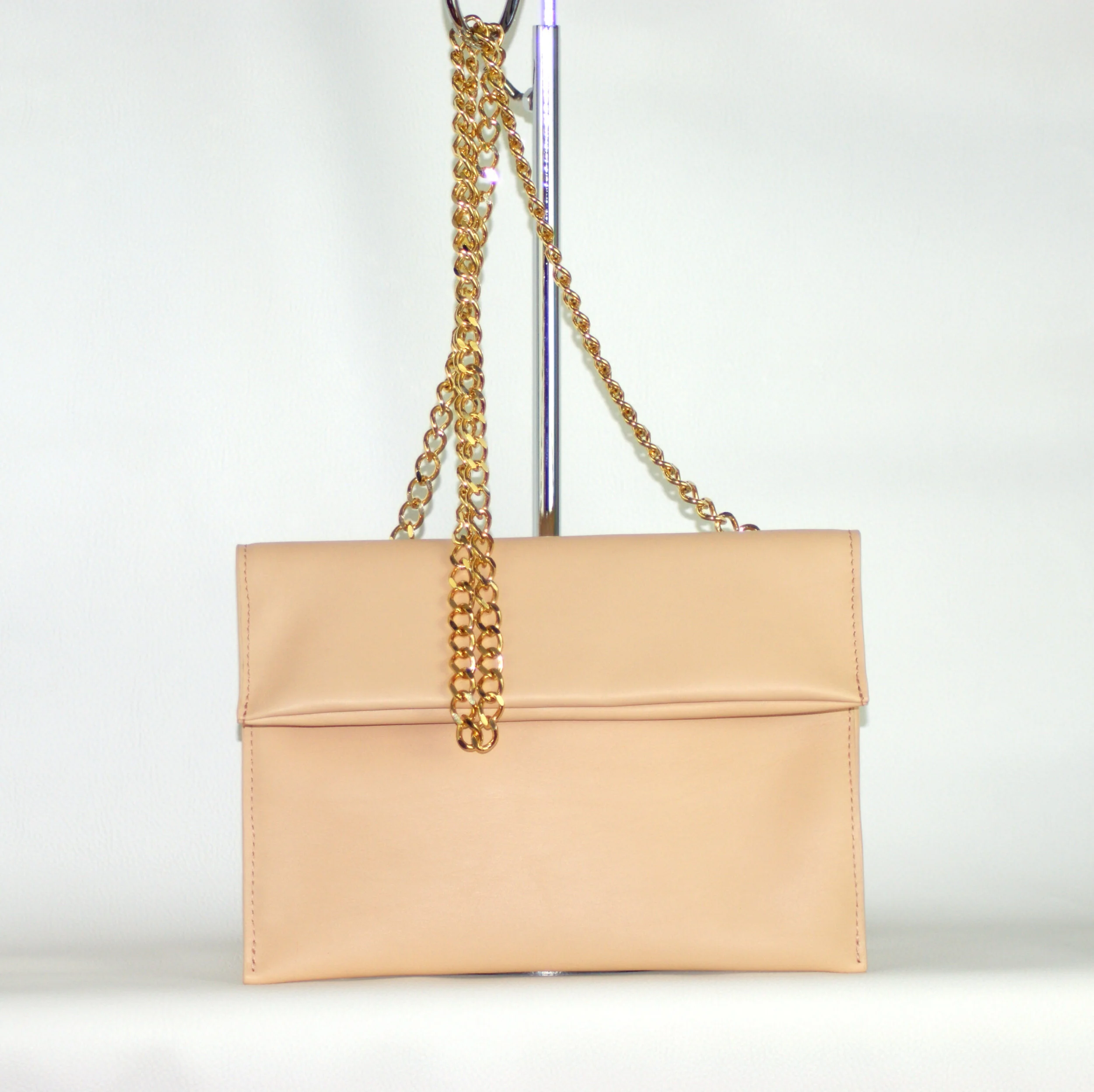 Sac Pochette Signature  avec chaîne dorée cuir nude