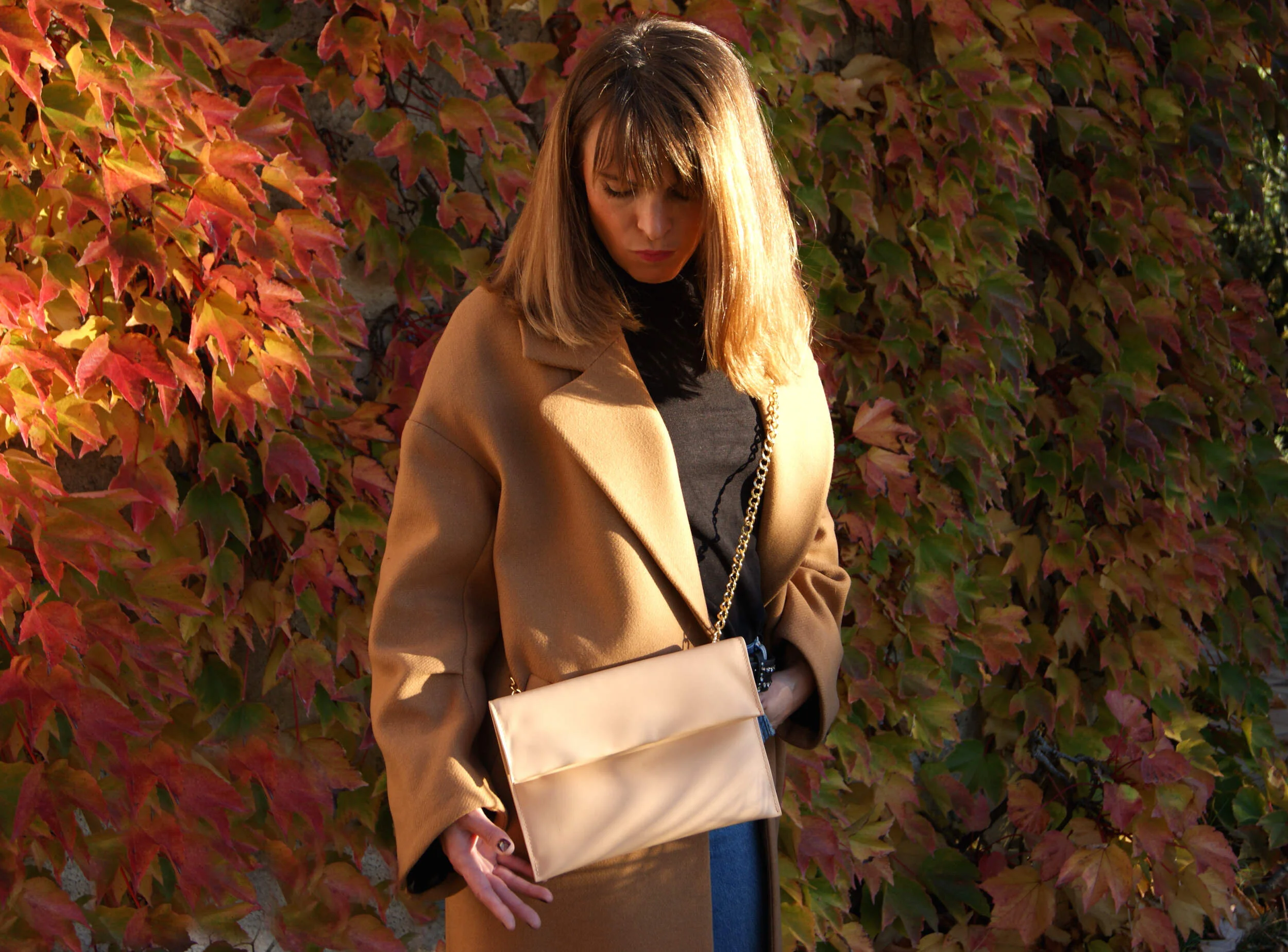 Sac Pochette Signature  avec chaîne dorée cuir nude