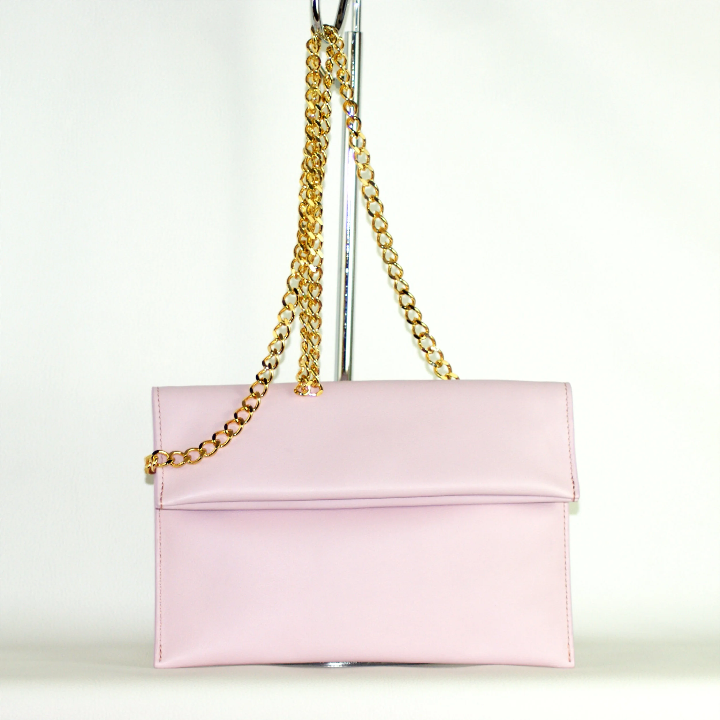 Sac Pochette Signature avec chaîne dorée cuir rose dragé