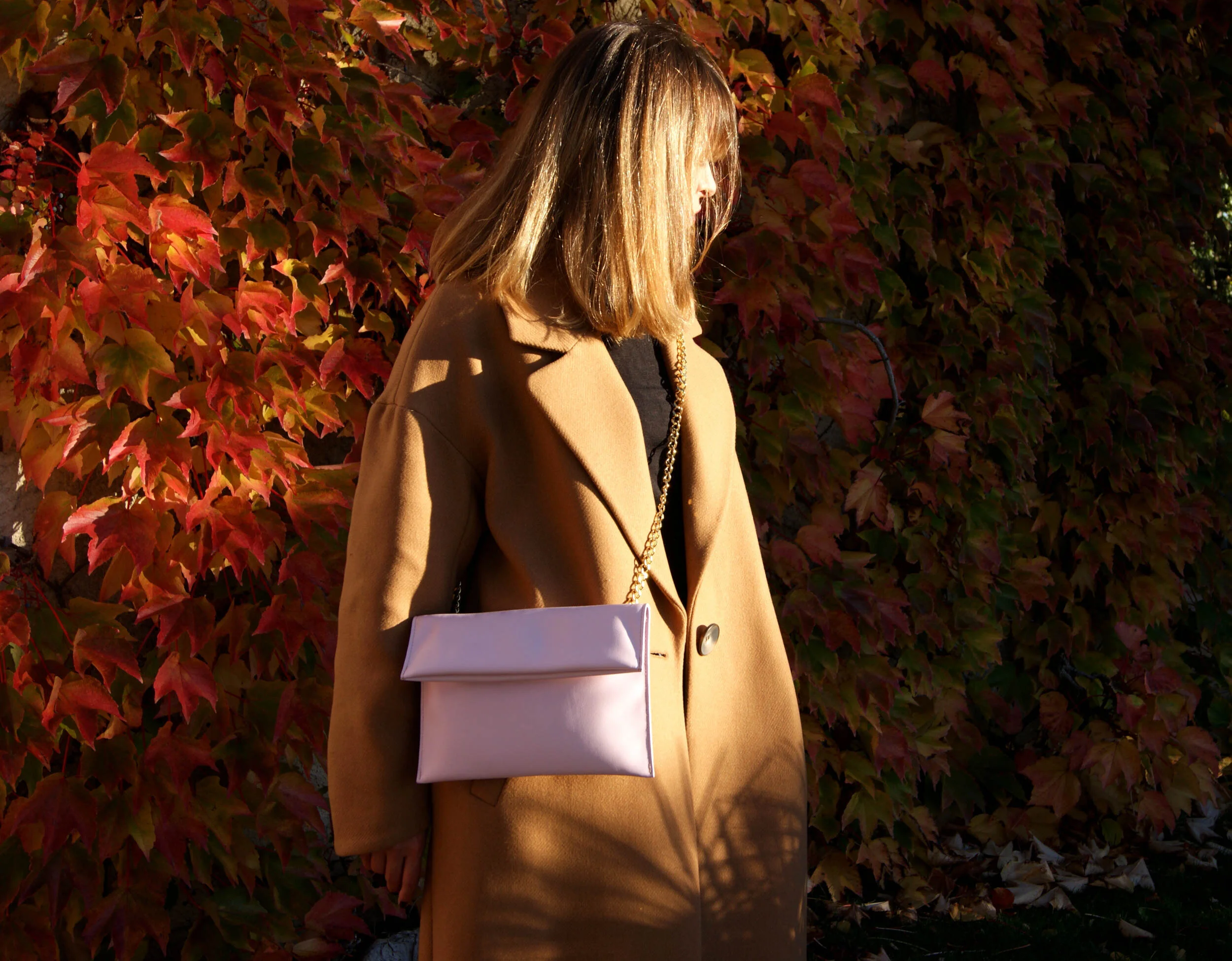 Sac Pochette Signature avec chaîne dorée cuir rose dragé