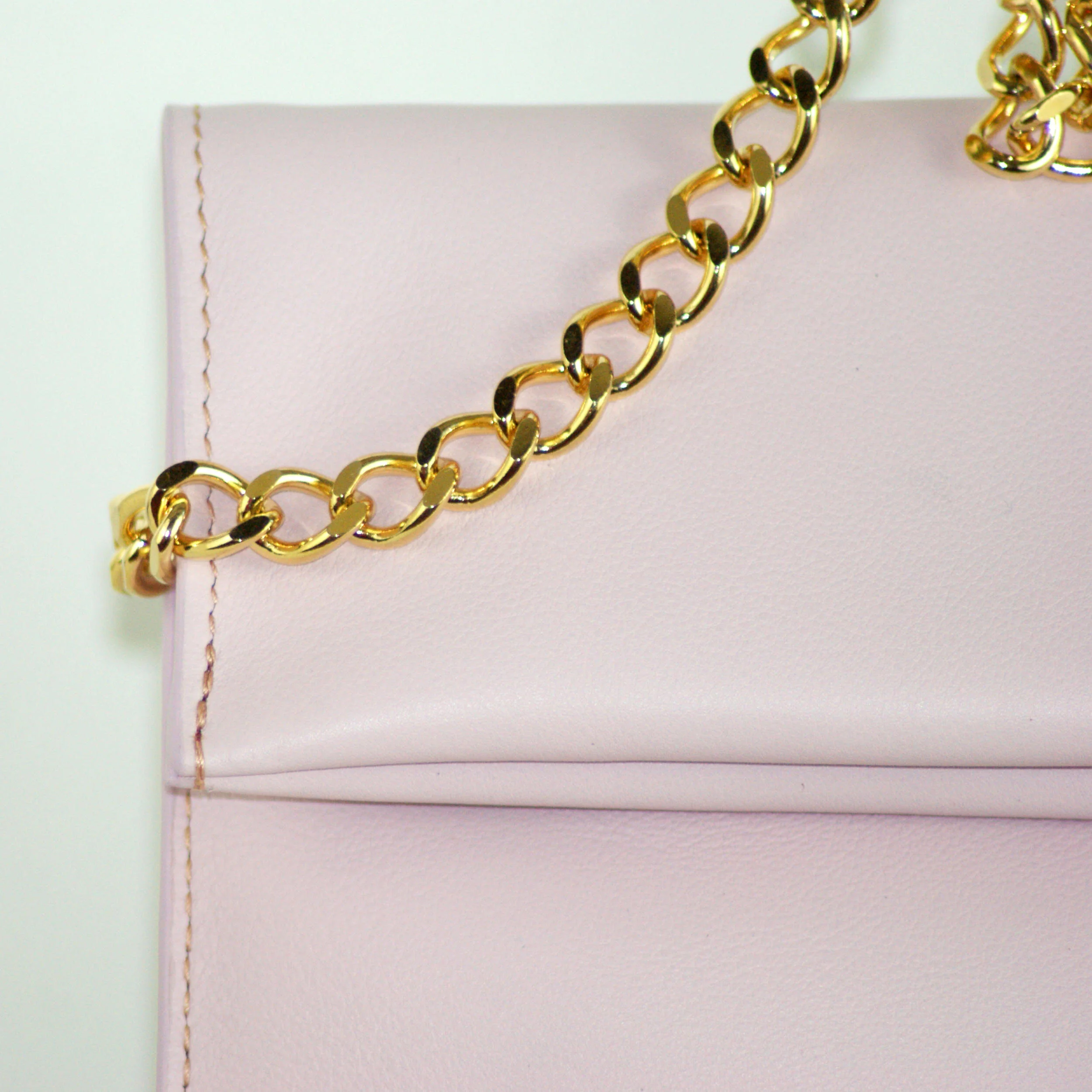 Sac Pochette Signature avec chaîne dorée cuir rose dragé