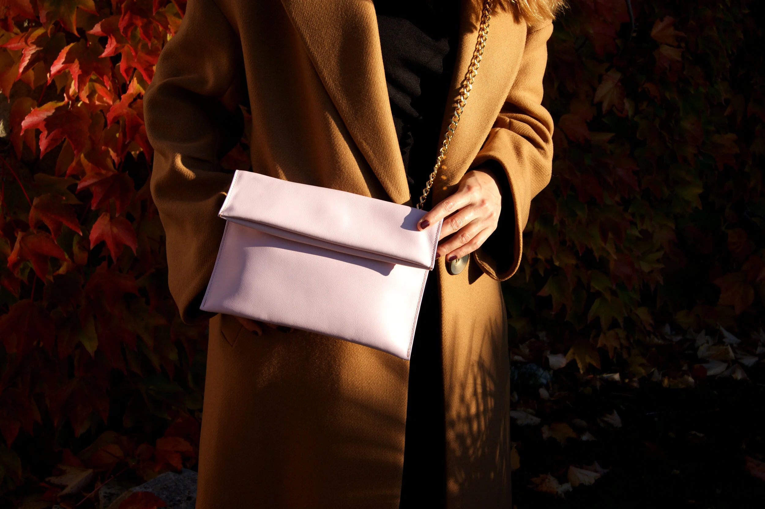 Sac Pochette Signature avec chaîne dorée cuir rose dragé