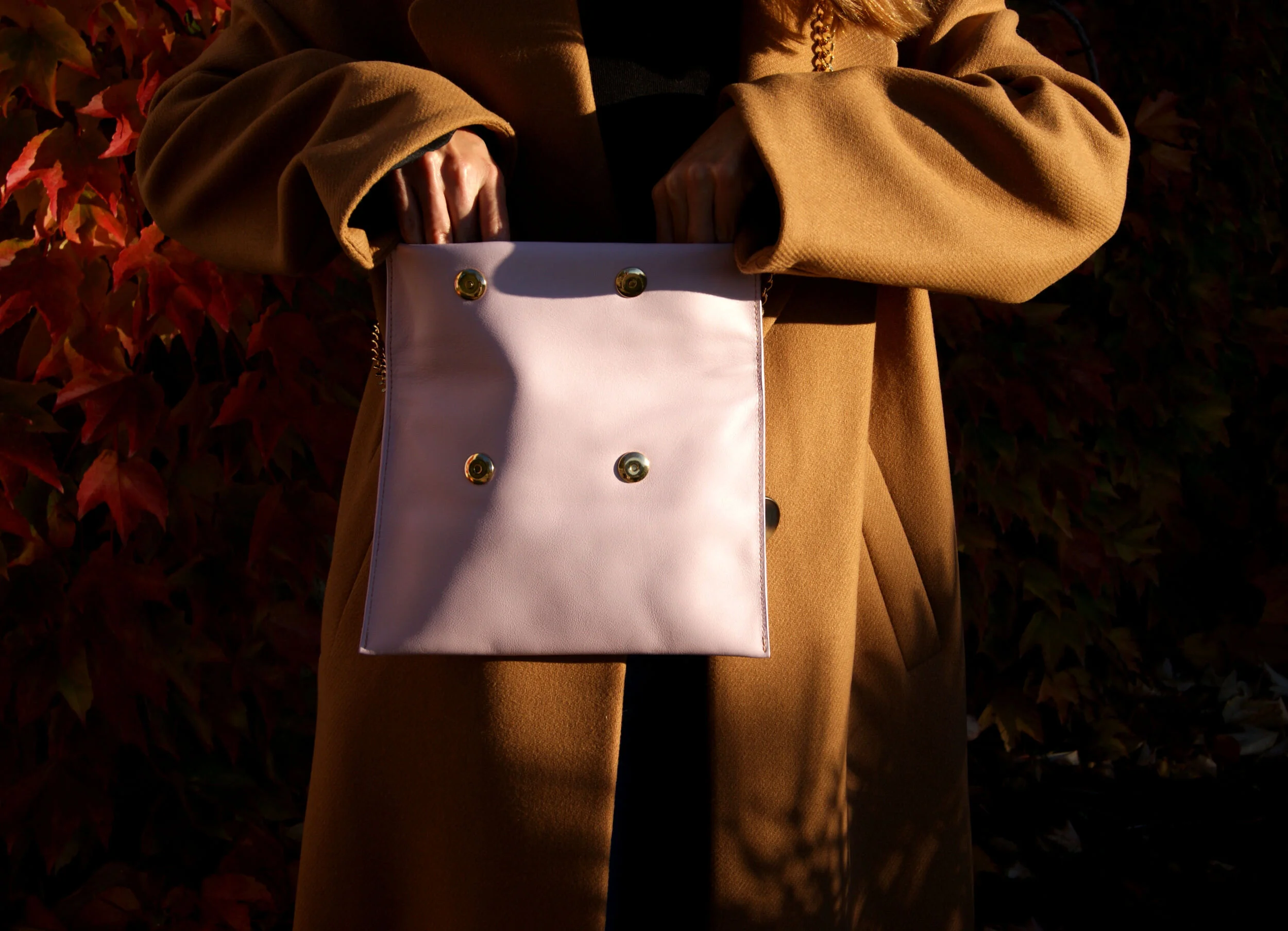 Sac Pochette Signature avec chaîne dorée cuir rose dragé