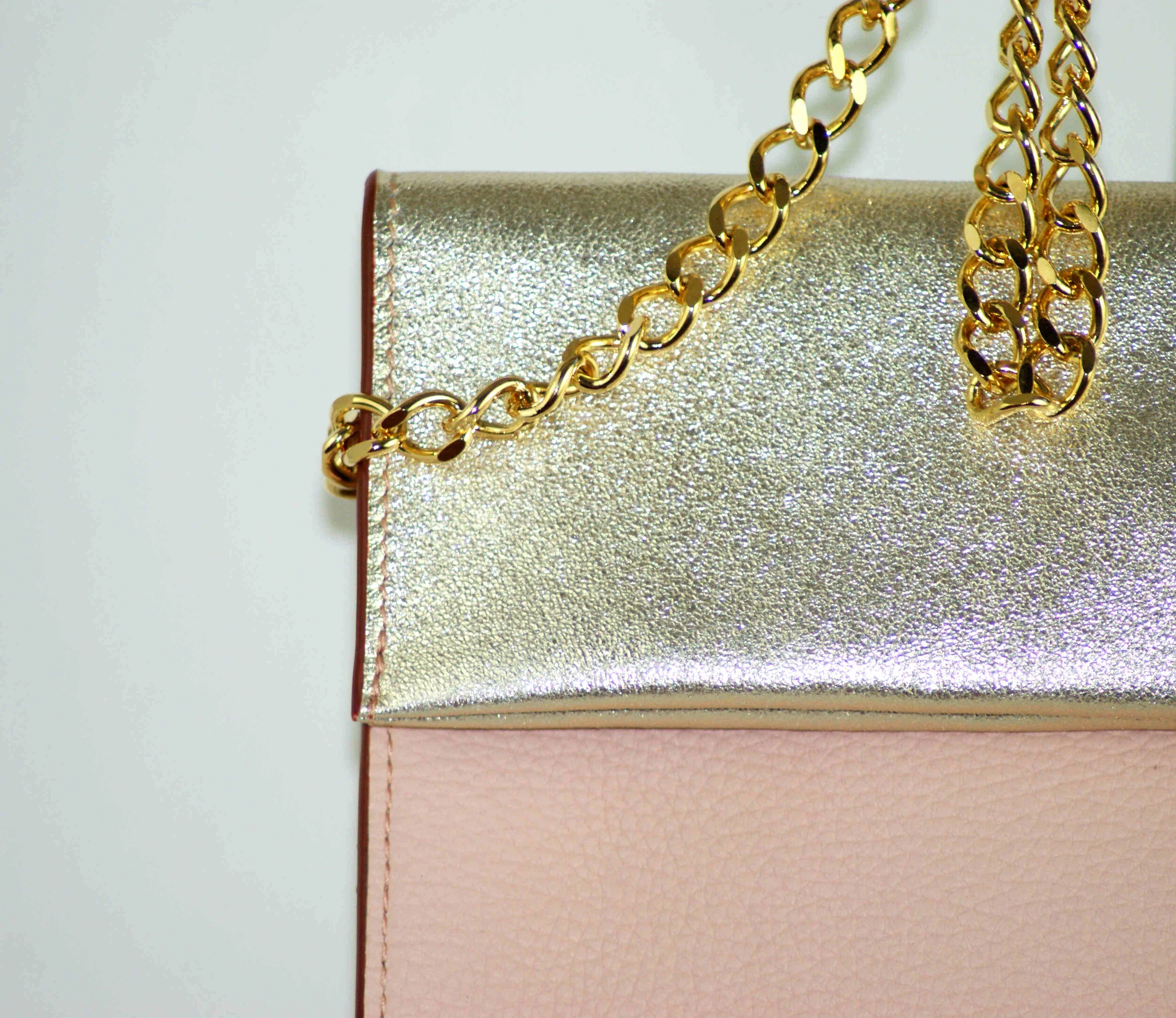 Sac Pochette Signature avec chaîne dorée cuir nude et champagne
