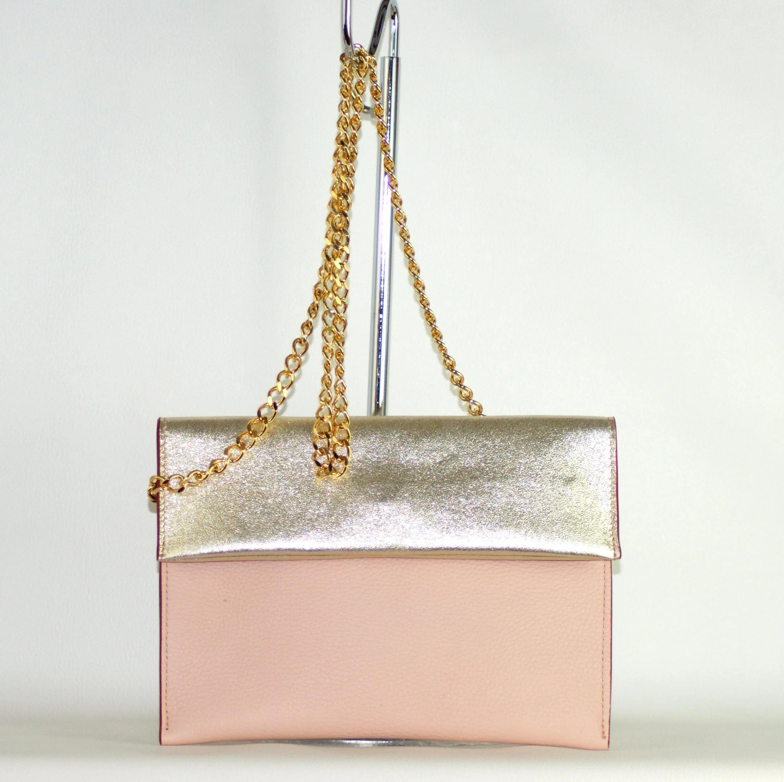 Sac Pochette Signature avec chaîne dorée cuir nude et champagne