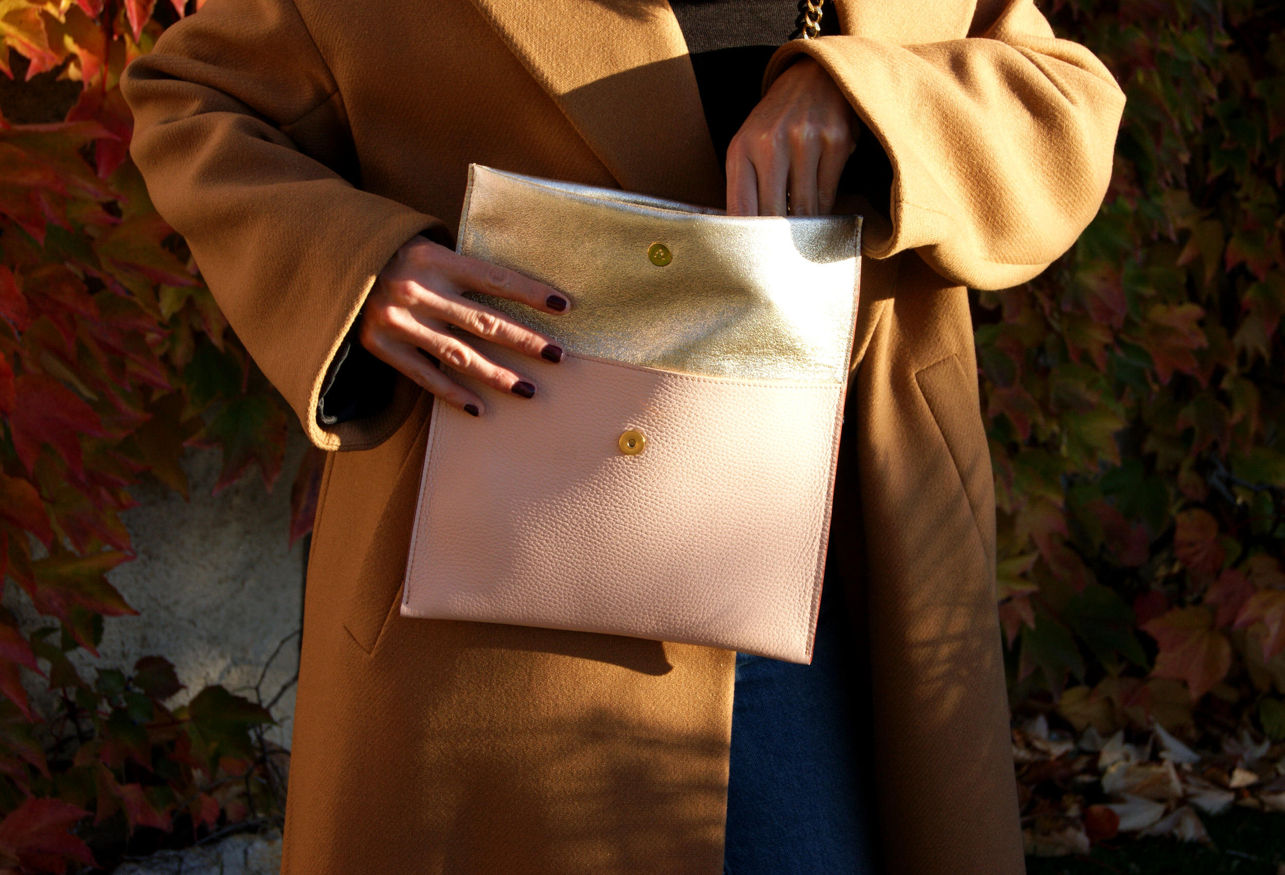 Sac Pochette Signature avec chaîne dorée cuir nude et champagne