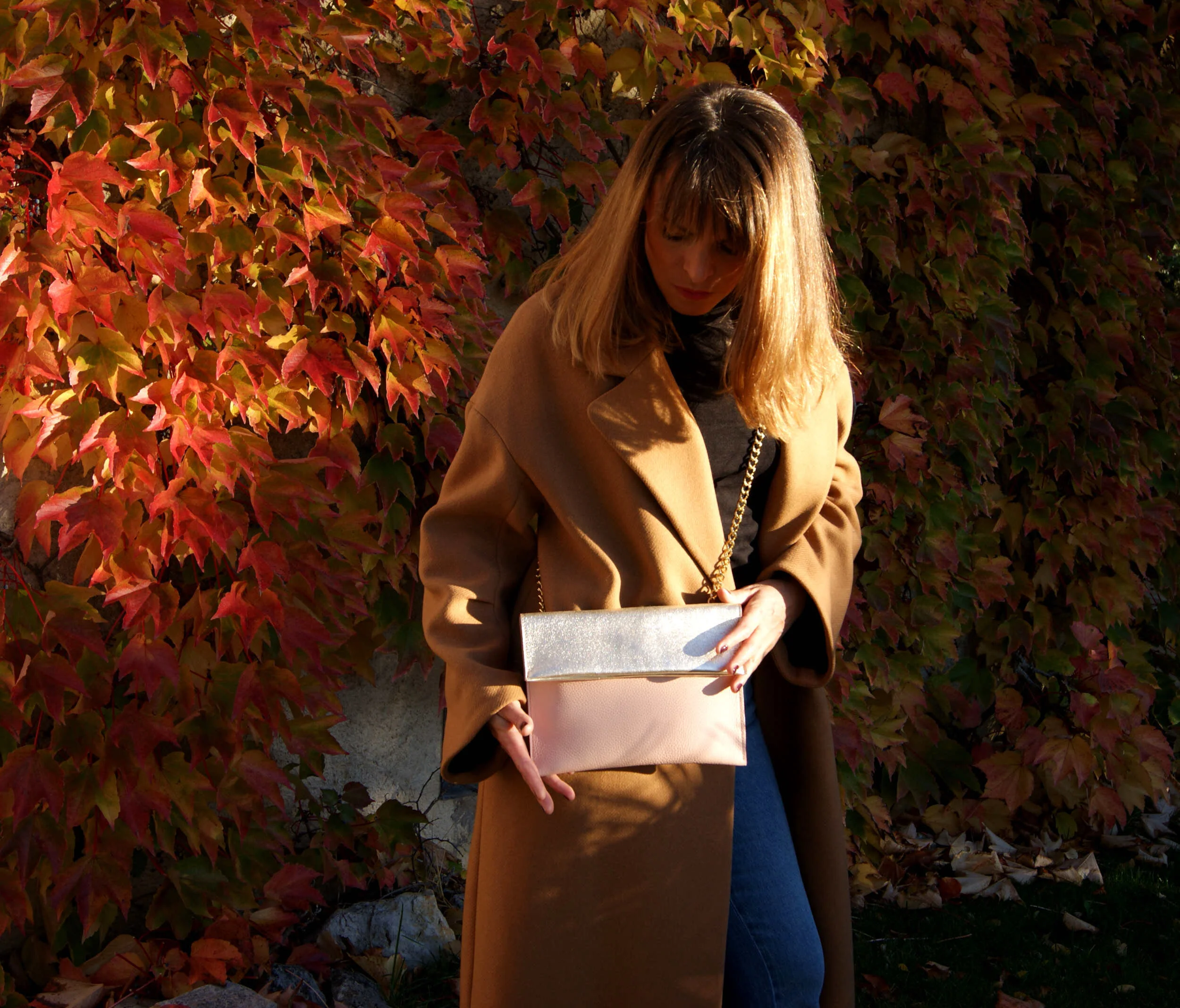 Sac Pochette Signature avec chaîne dorée cuir nude et champagne