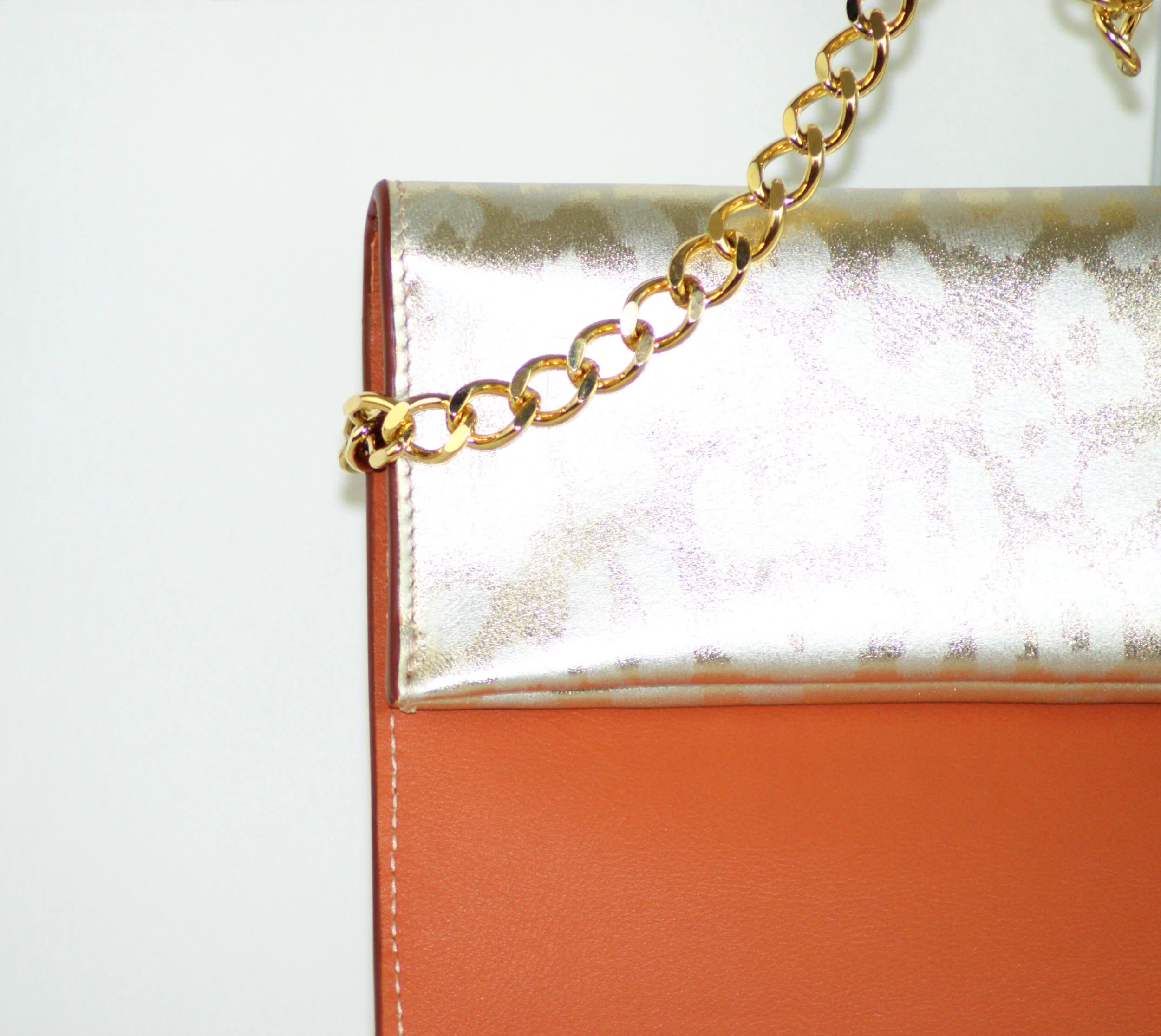 Sac Pochette Signature avec chaîne dorée cuir gold et léopard métallisé