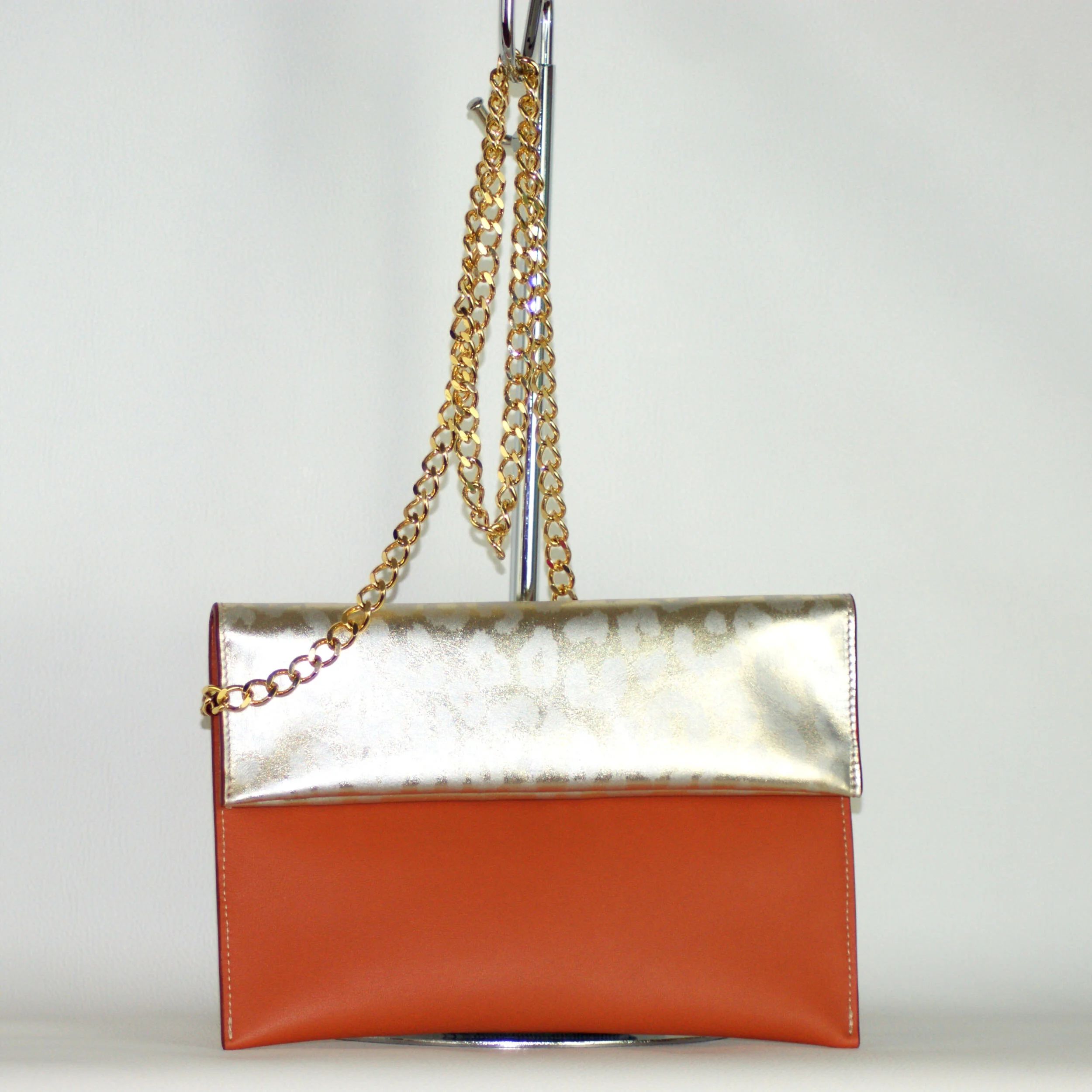 Sac Pochette Signature avec chaîne dorée cuir gold et léopard métallisé