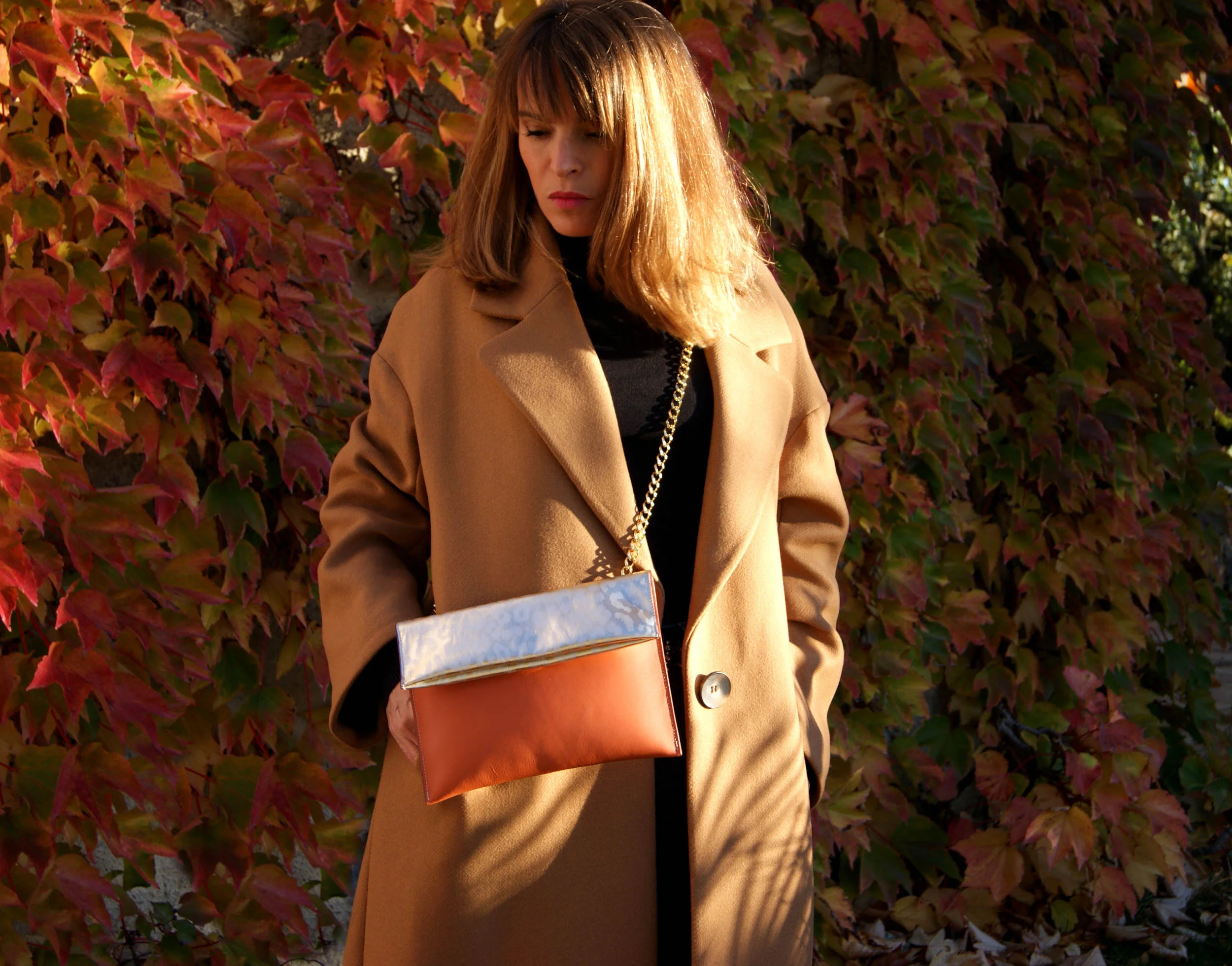 Sac Pochette Signature avec chaîne dorée cuir gold et léopard métallisé