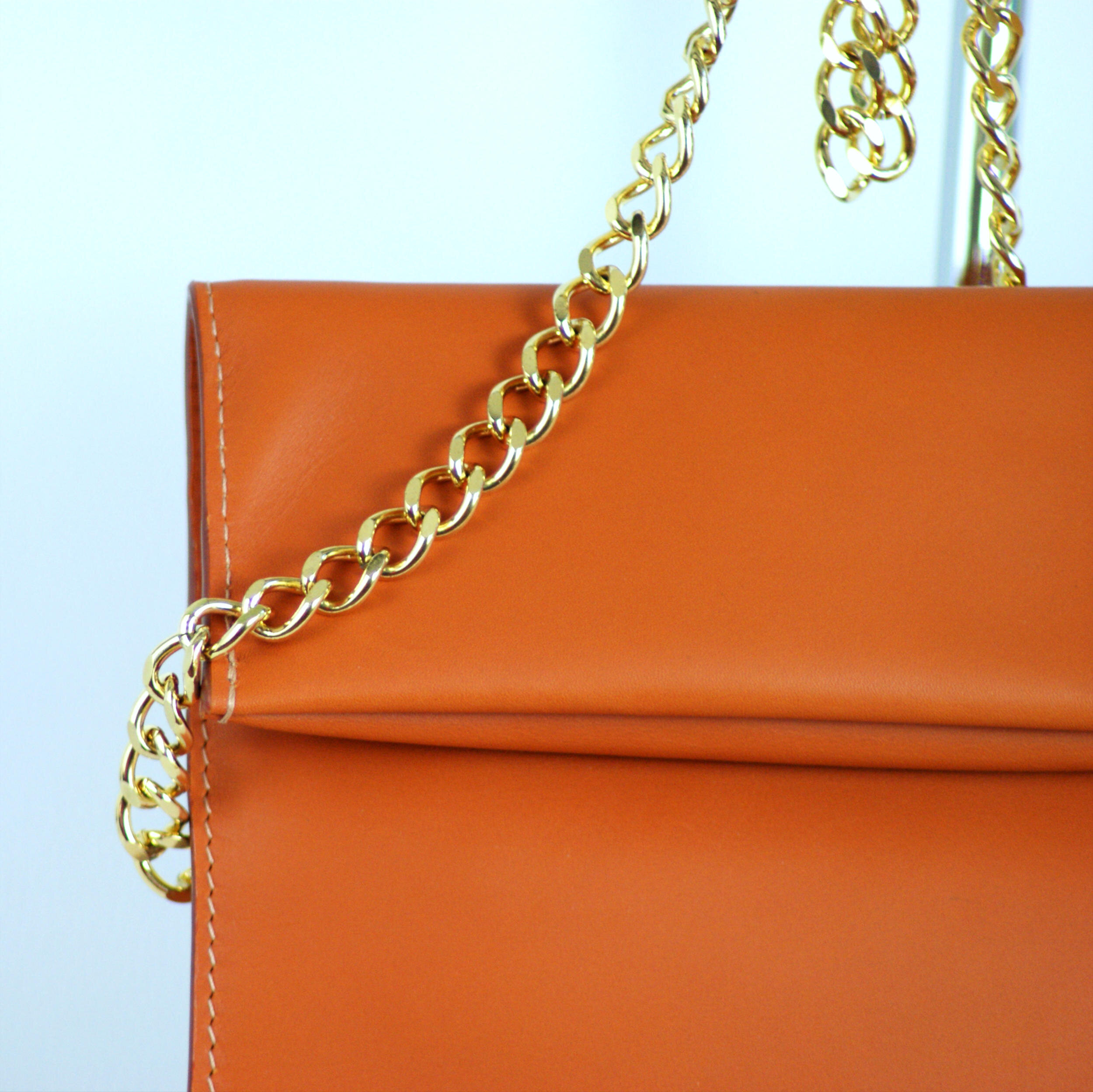 Sac Pochette Signature avec chaîne dorée cuir gold
