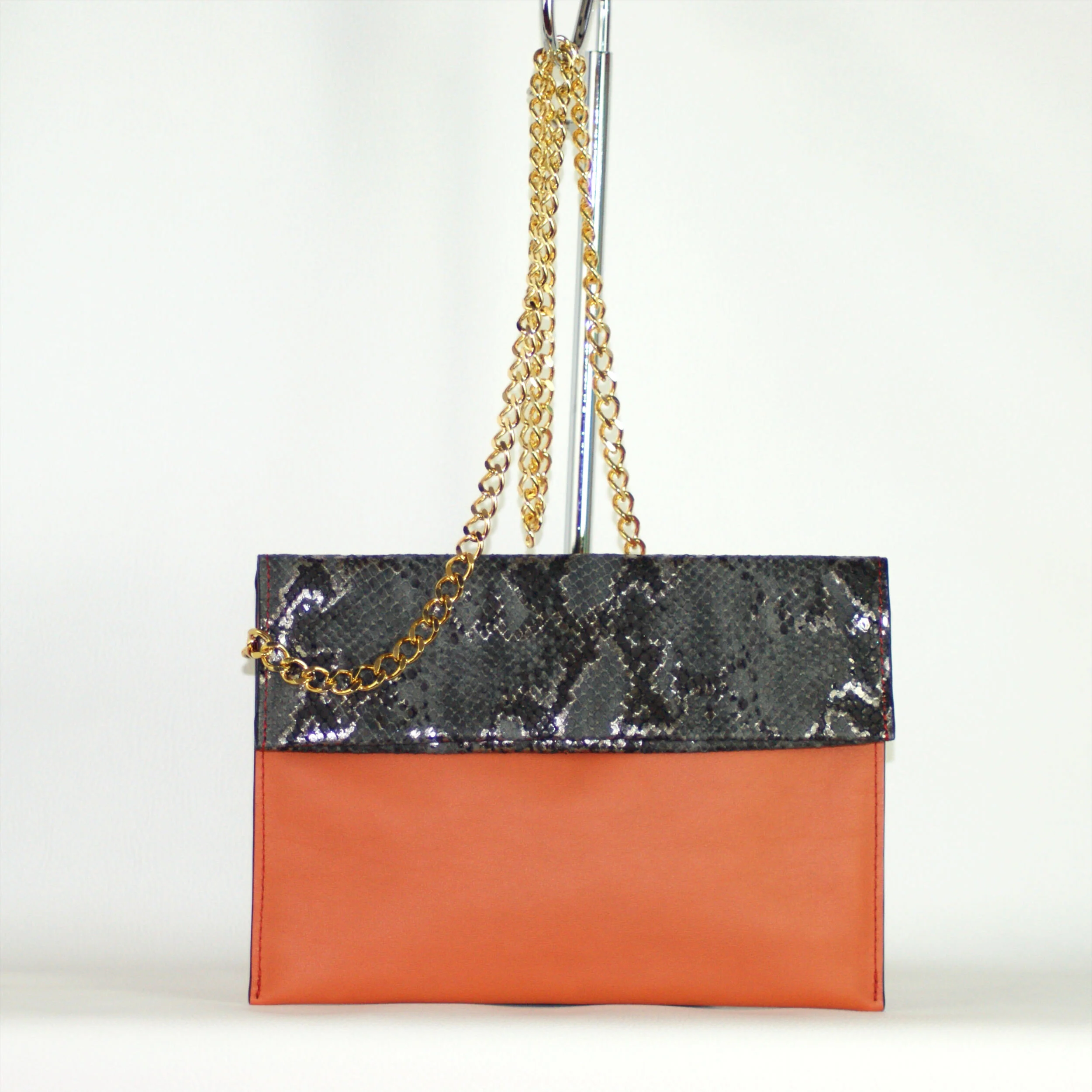 Sac Pochette Signature avec chaîne dorée cuir gold et python métal