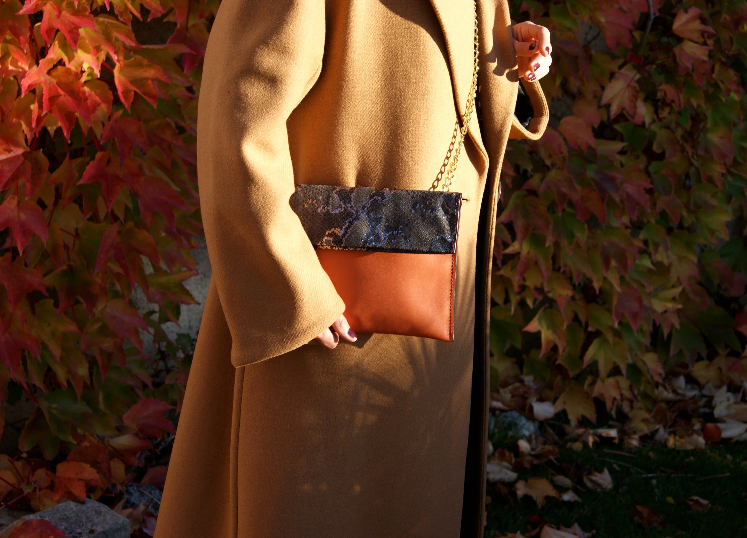 Sac Pochette Signature avec chaîne dorée cuir gold et python métal