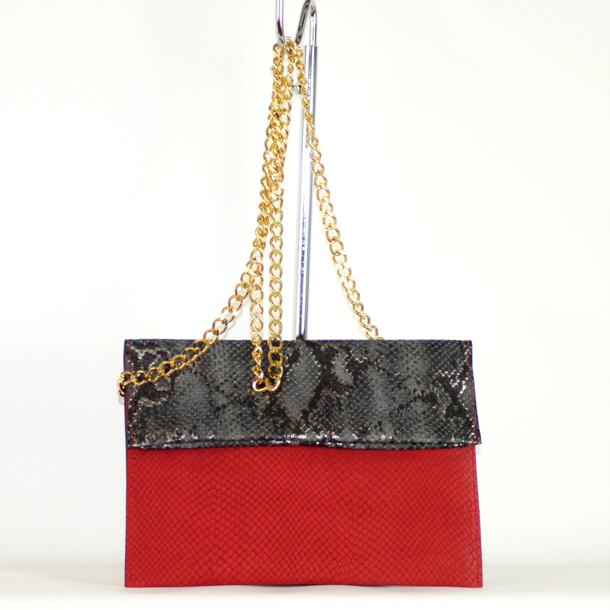 Sac Pochette Signature avec chaîne dorée cuirs imprimés python brique et métal