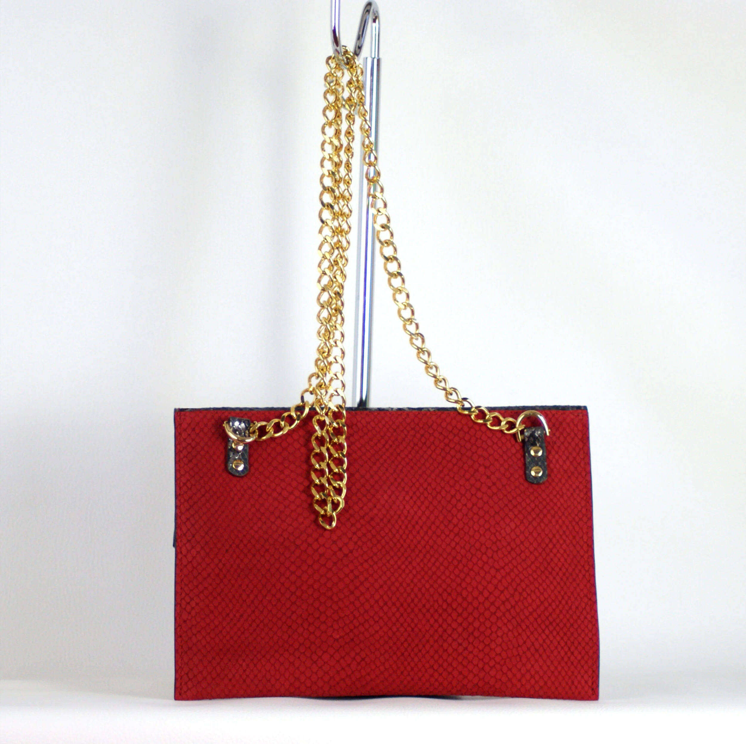 Sac Pochette Signature avec chaîne dorée cuirs imprimés python brique et métal