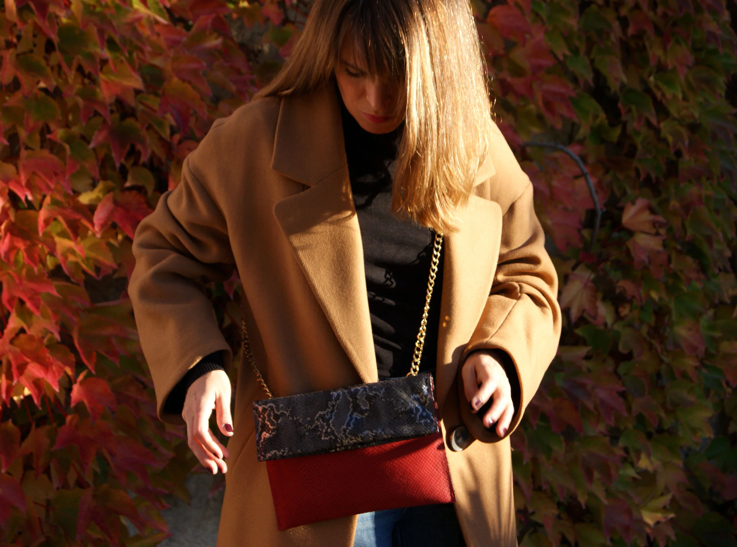 Sac Pochette Signature avec chaîne dorée cuirs imprimés python brique et métal