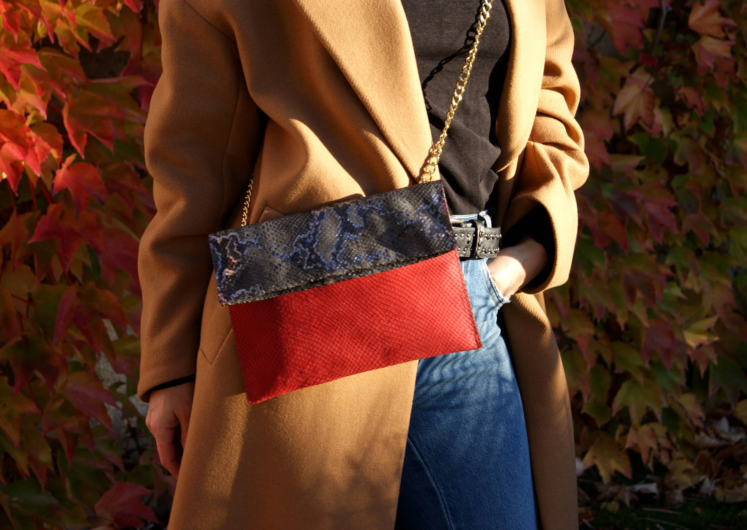 Sac Pochette "Signature"  avec chaîne dorée - cuirs imprimés "python" brique et métal