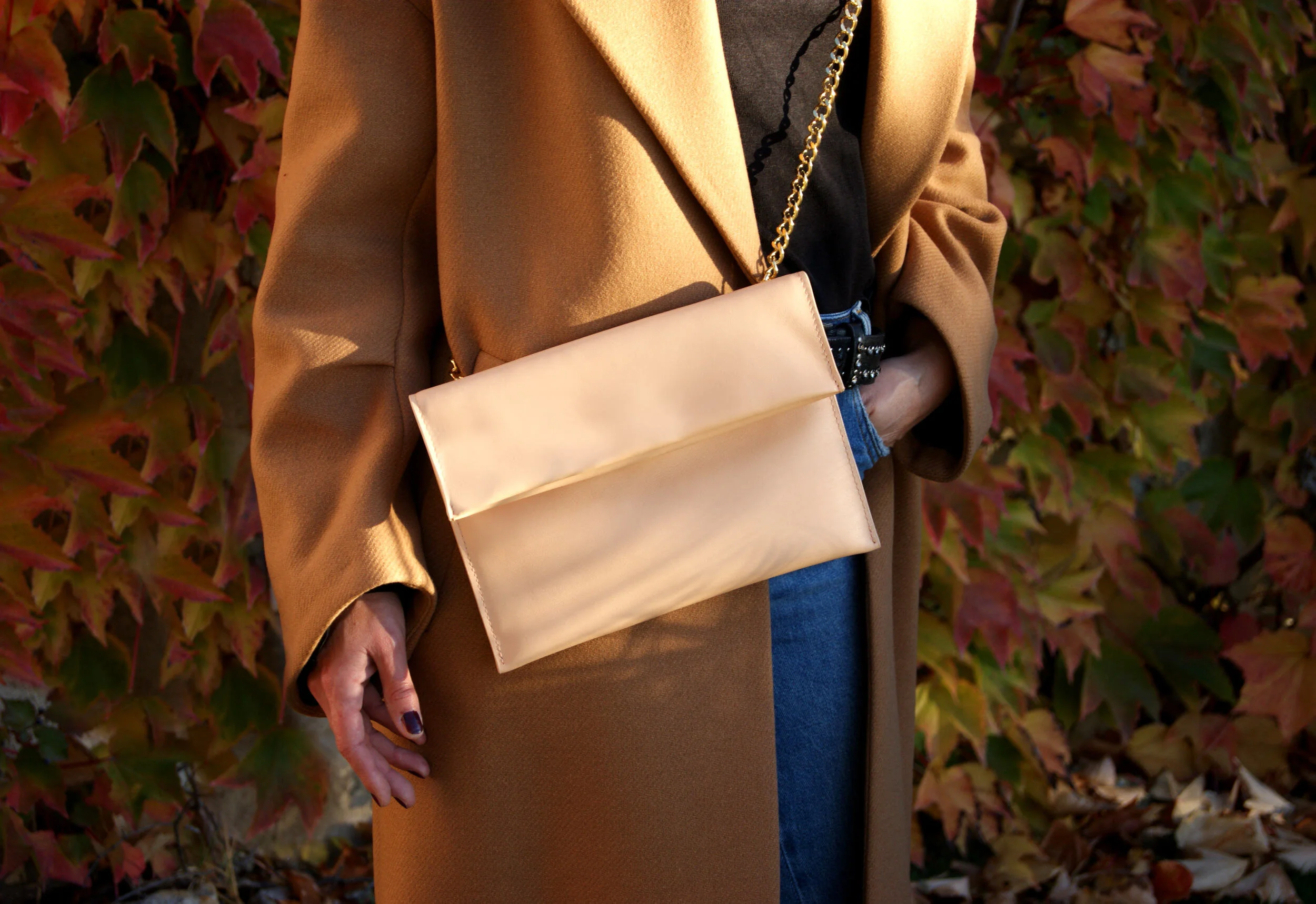 Sac Pochette "Signature"  avec chaîne dorée - cuir nude