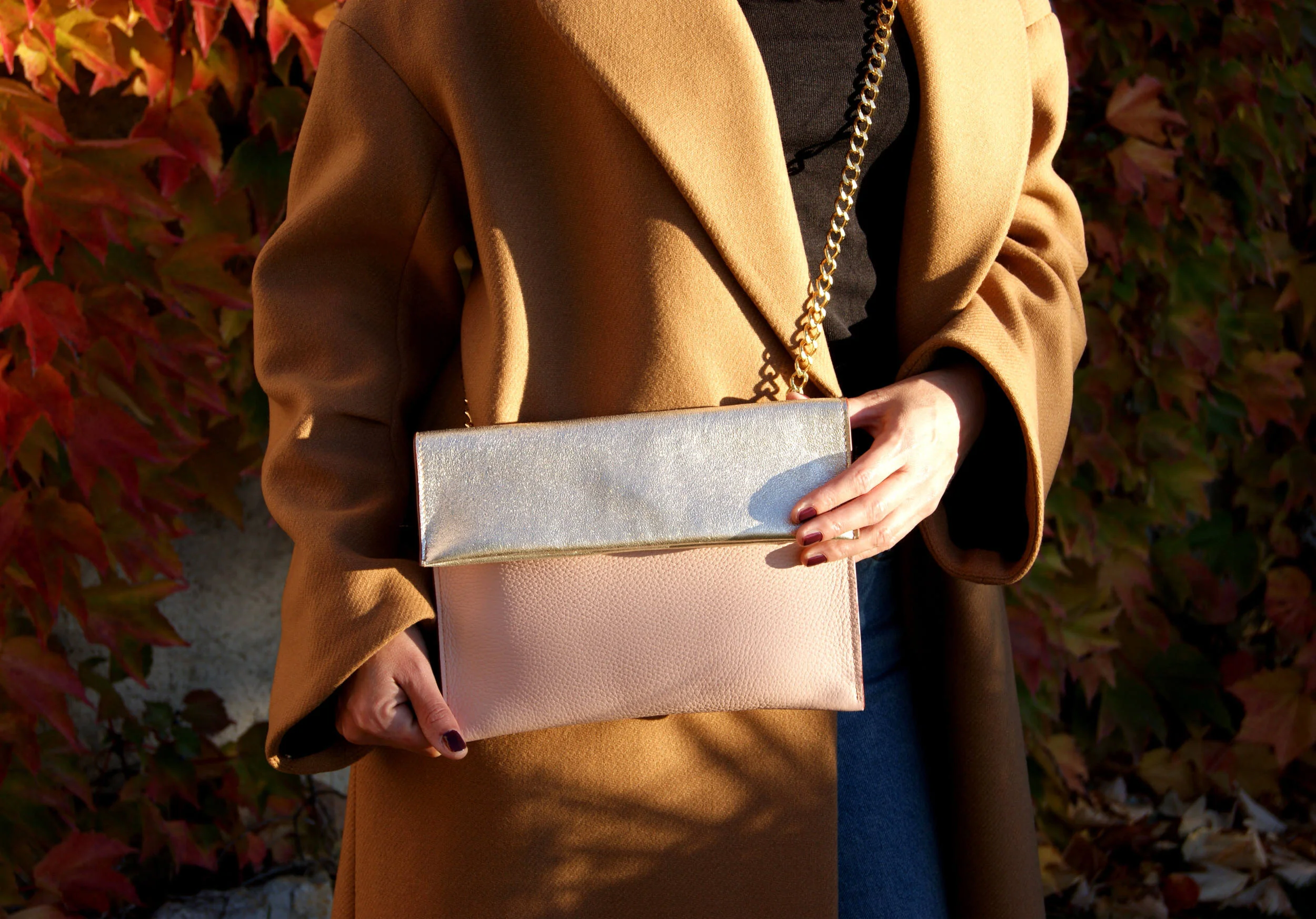 Sac Pochette "Signature"  avec chaîne dorée - cuir nude et champagne