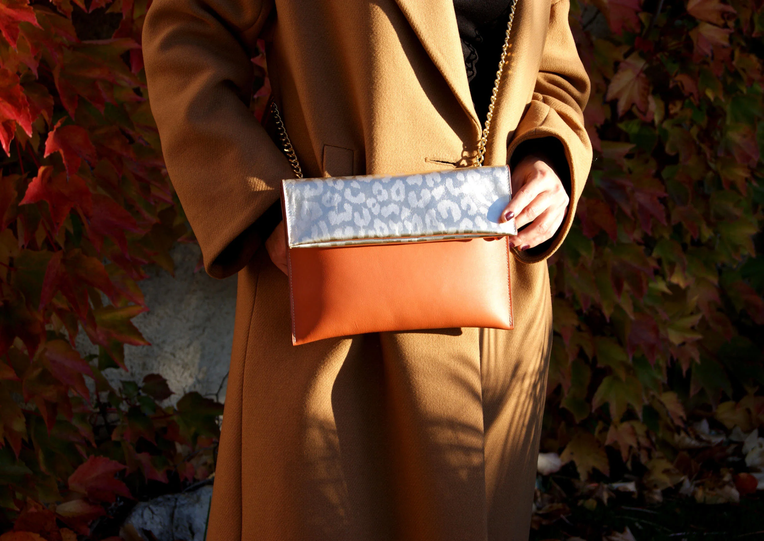 Sac Pochette "Signature"  avec chaîne dorée - cuir gold et léopard métallisé