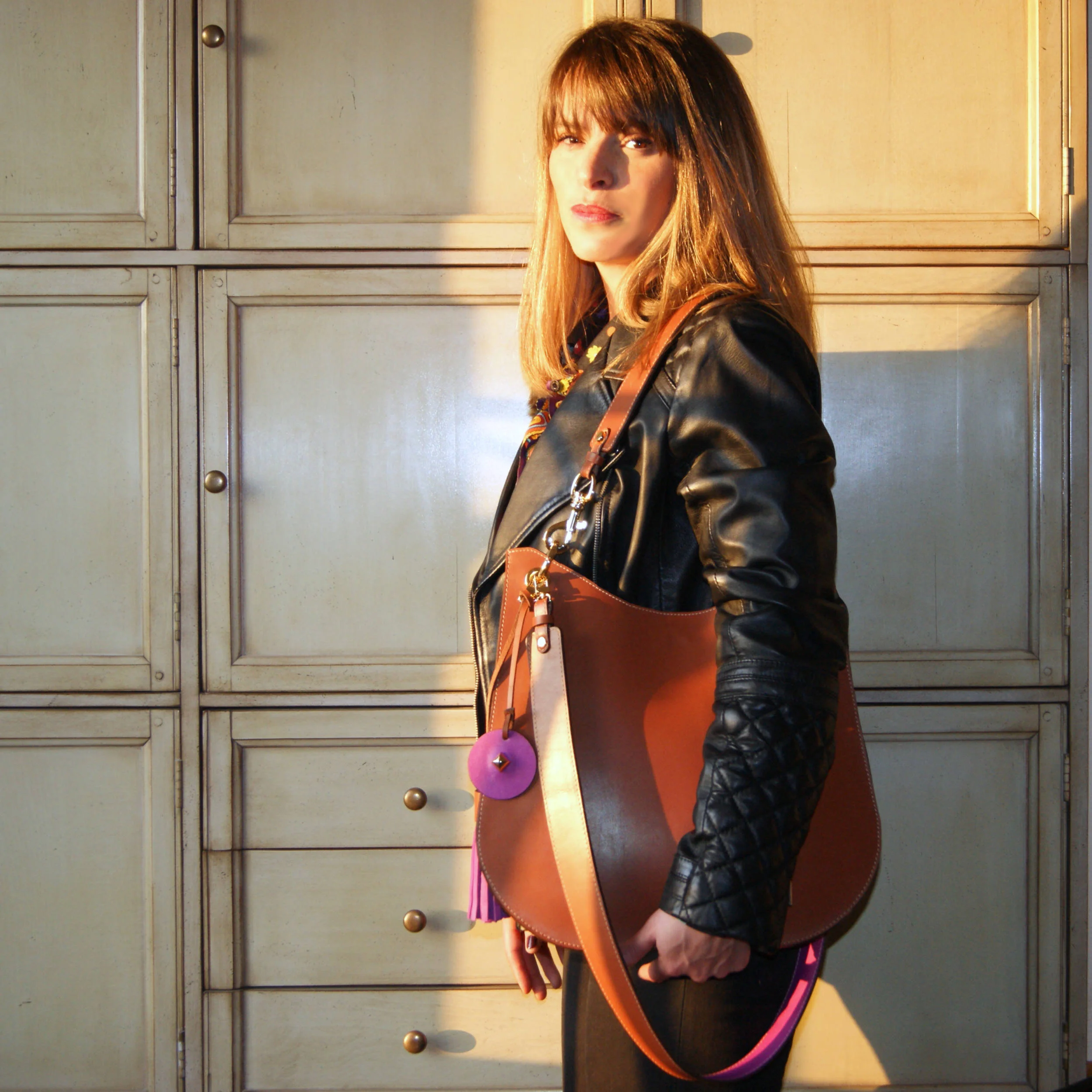 sac plat en cuir lisse gold intérieur cuir fushia bijouterie dorée une anse et une bandoulière vue de face